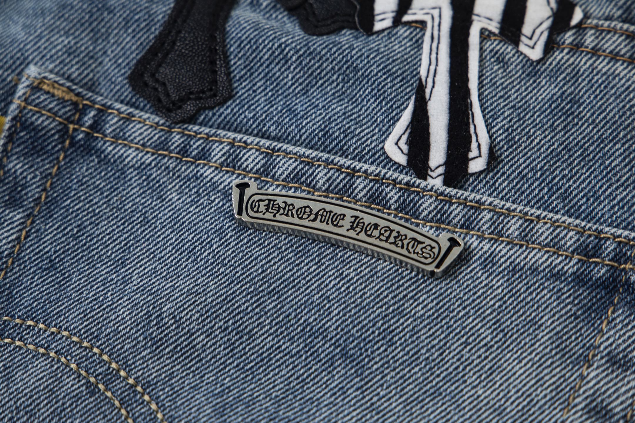 💰190
GALLERY DEPT & Chrome hearts 克罗心联名拼大logo魔王多标十字架水洗牛仔裤
真实还原Vintage极致质感
立体版型 宽松舒适不挑身材 显高显瘦 大厂精工 原厂品控 男女同款 可做情侣搭配 百搭推荐 四季必备牛仔裤
潮人失望过 从布料的质量选择,细节的剪裁,花型的搭配都无可挑剔!上身穿着可谓是帅到炸…男女老少都可以轻松驾驭!
工艺上采用重工水洗纯棉牛仔面料 水洗之后 柔软厚实 穿在身上十分有型
款号:1756
颜色:蓝色
尺码:28 30 32 34 36