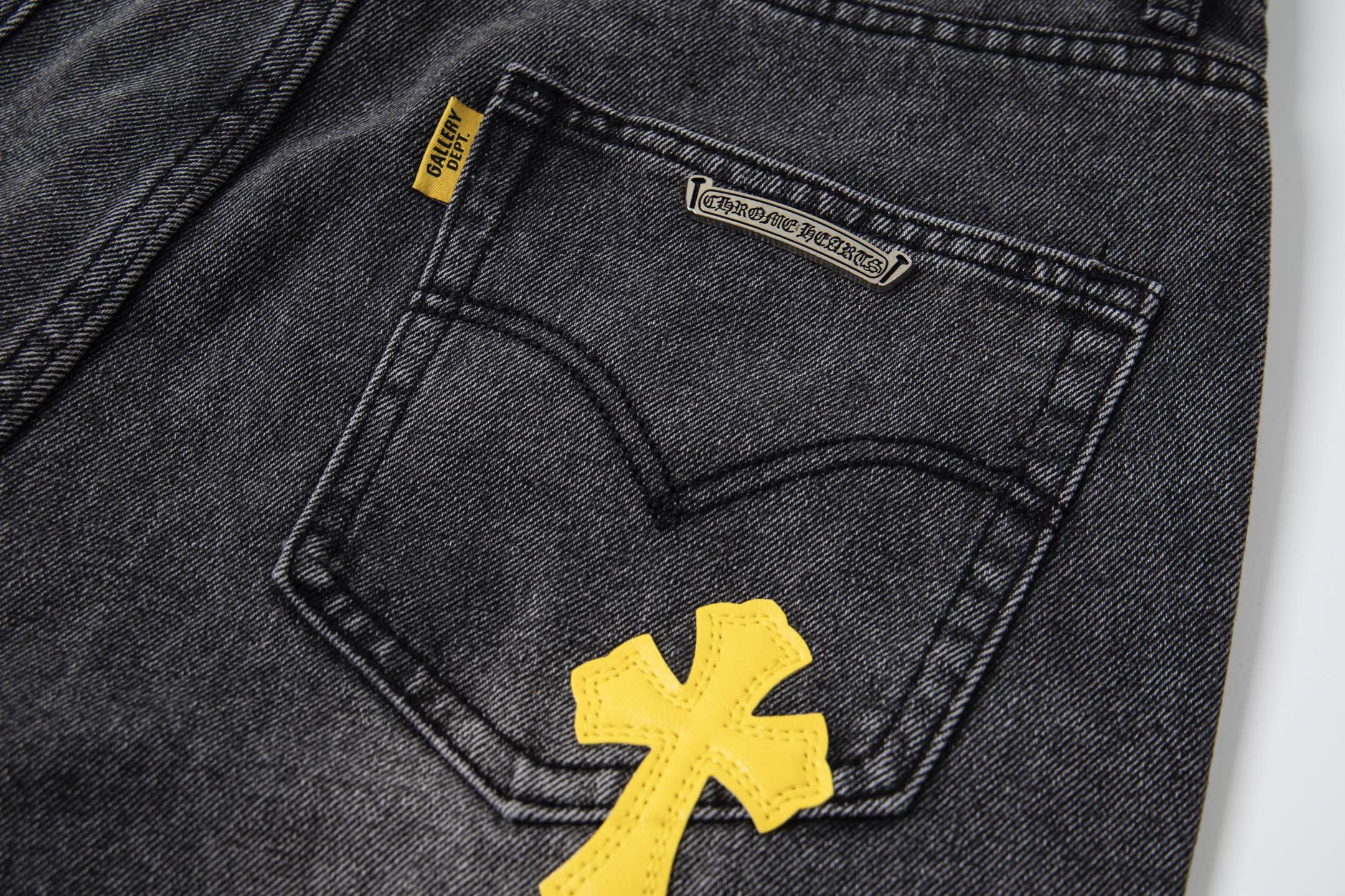 💰190
GALLERY DEPT & Chrome hearts 克罗心联名大红logo拼蓝黄黑白多色拼接水洗牛仔裤
真实还原Vintage极致质感
立体版型 宽松舒适不挑身材 显高显瘦 大厂精工 原厂品控 男女同款 可做情侣搭配 百搭推荐 四季必备牛仔裤
潮人失望过 从布料的质量选择,细节的剪裁,花型的搭配都无可挑剔!上身穿着可谓是帅到炸…男女老少都可以轻松驾驭!
工艺上采用重工水洗纯棉牛仔面料 水洗之后 柔软厚实 穿在身上十分有型
款号:1757#
颜色:黑色
尺码:28 30 32 34 36