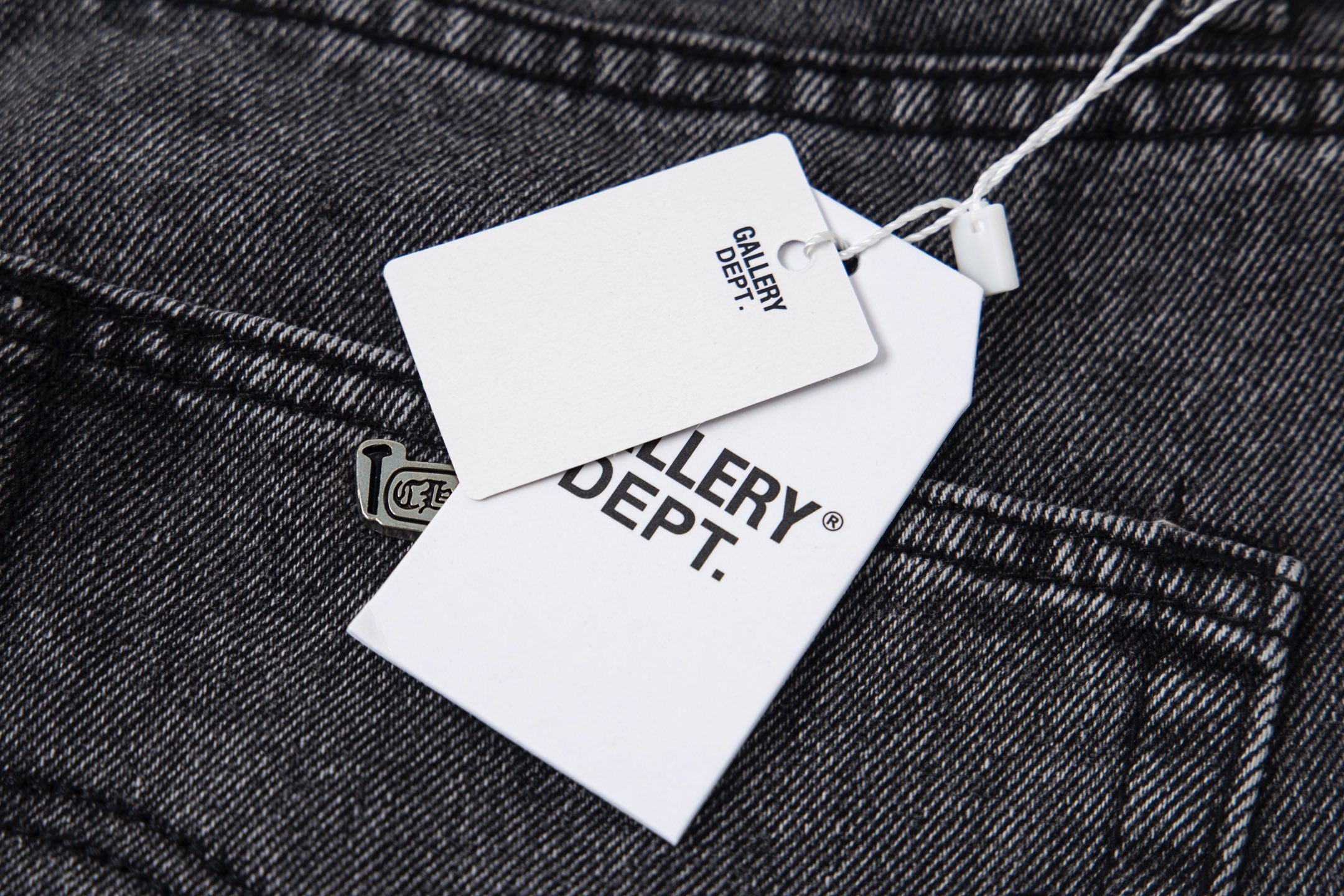 💰190
GALLERY DEPT & Chrome hearts 克罗心联名大红logo拼蓝黄黑白多色拼接水洗牛仔裤
真实还原Vintage极致质感
立体版型 宽松舒适不挑身材 显高显瘦 大厂精工 原厂品控 男女同款 可做情侣搭配 百搭推荐 四季必备牛仔裤
潮人失望过 从布料的质量选择,细节的剪裁,花型的搭配都无可挑剔!上身穿着可谓是帅到炸…男女老少都可以轻松驾驭!
工艺上采用重工水洗纯棉牛仔面料 水洗之后 柔软厚实 穿在身上十分有型
款号:1757#
颜色:黑色
尺码:28 30 32 34 36