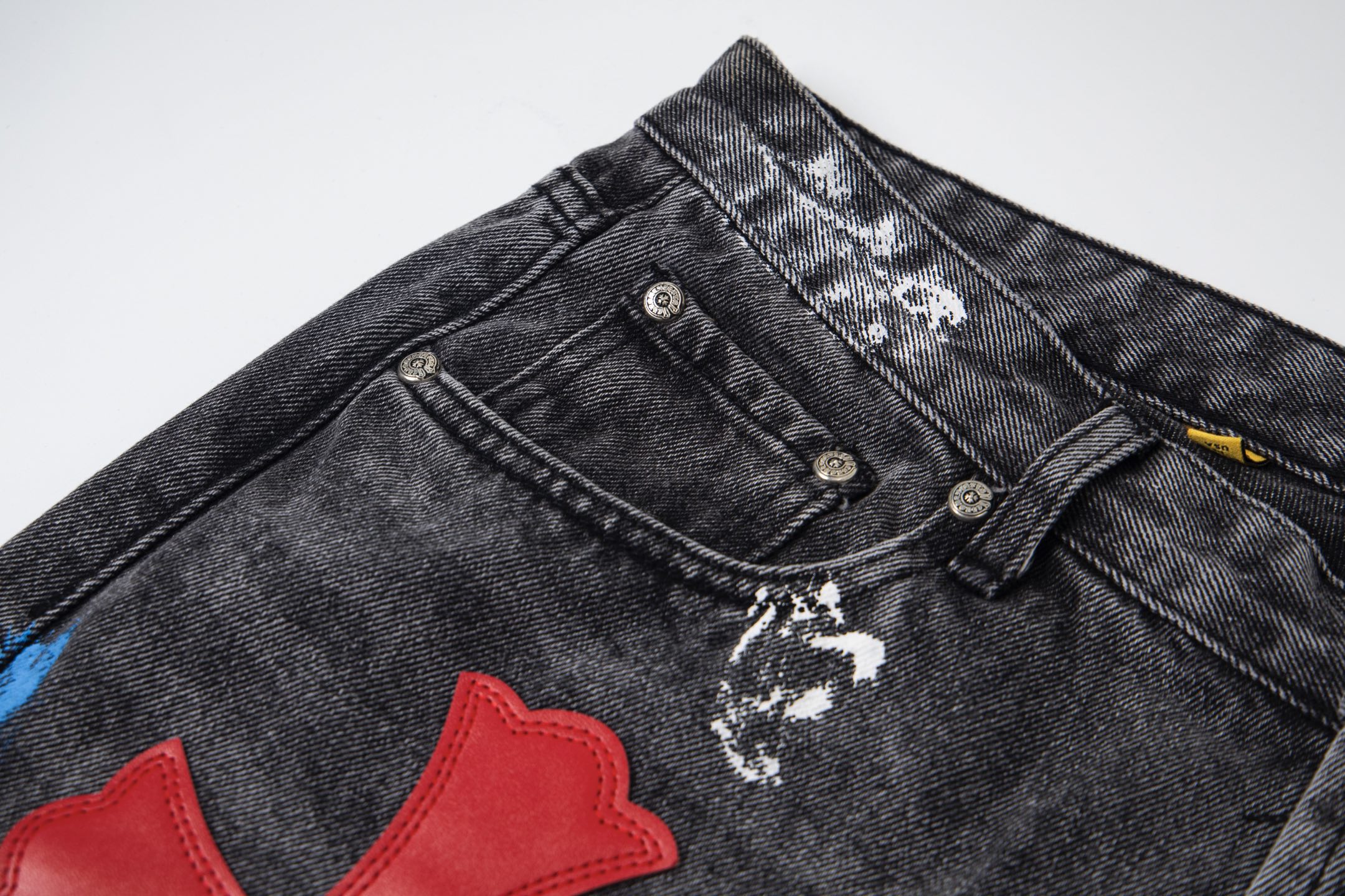 💰190
GALLERY DEPT & Chrome hearts 克罗心联名大红logo拼蓝黄黑白多色拼接水洗牛仔裤
真实还原Vintage极致质感
立体版型 宽松舒适不挑身材 显高显瘦 大厂精工 原厂品控 男女同款 可做情侣搭配 百搭推荐 四季必备牛仔裤
潮人失望过 从布料的质量选择,细节的剪裁,花型的搭配都无可挑剔!上身穿着可谓是帅到炸…男女老少都可以轻松驾驭!
工艺上采用重工水洗纯棉牛仔面料 水洗之后 柔软厚实 穿在身上十分有型
款号:1757#
颜色:黑色
尺码:28 30 32 34 36