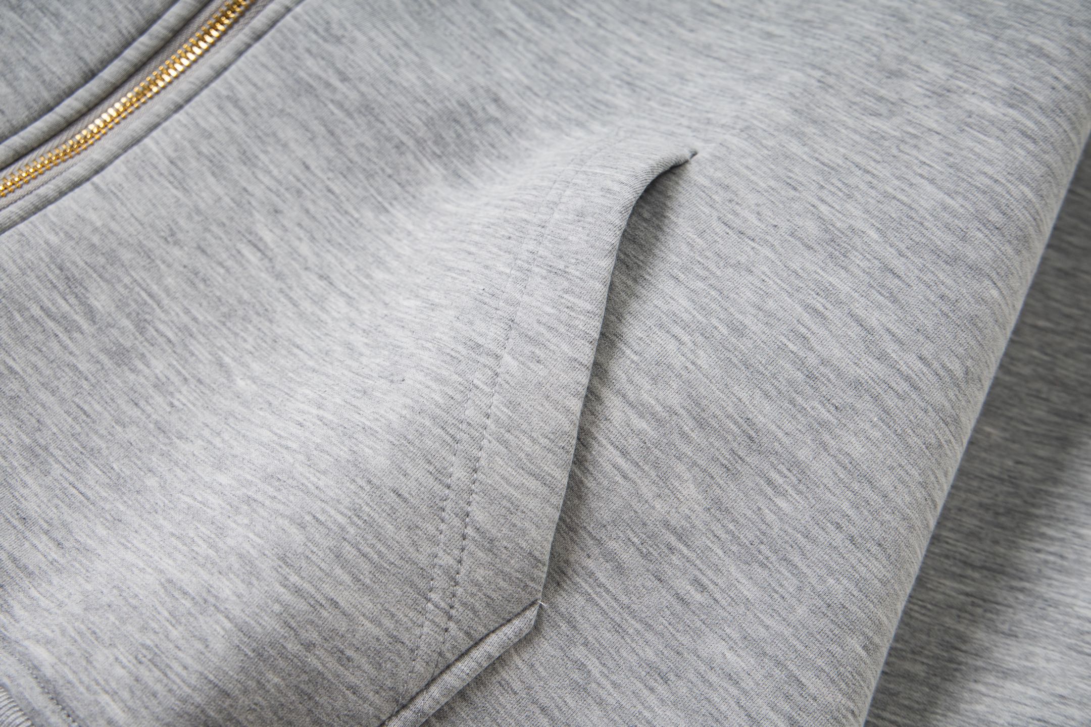 Miu Miu/缪缪 25ss 徽标贴布绣太空棉连帽外套