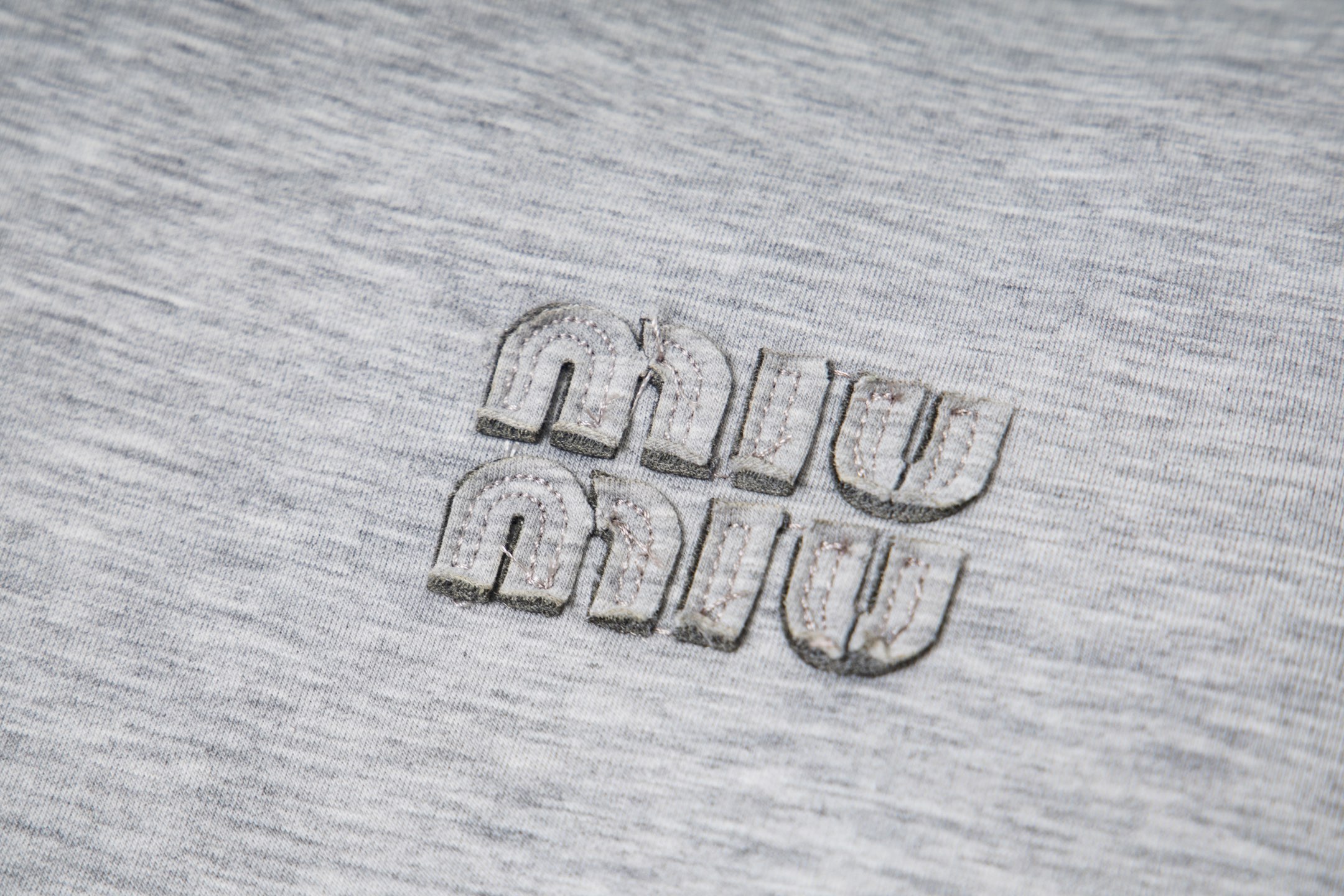 Miu Miu/缪缪 25ss 徽标贴布绣太空棉连帽外套