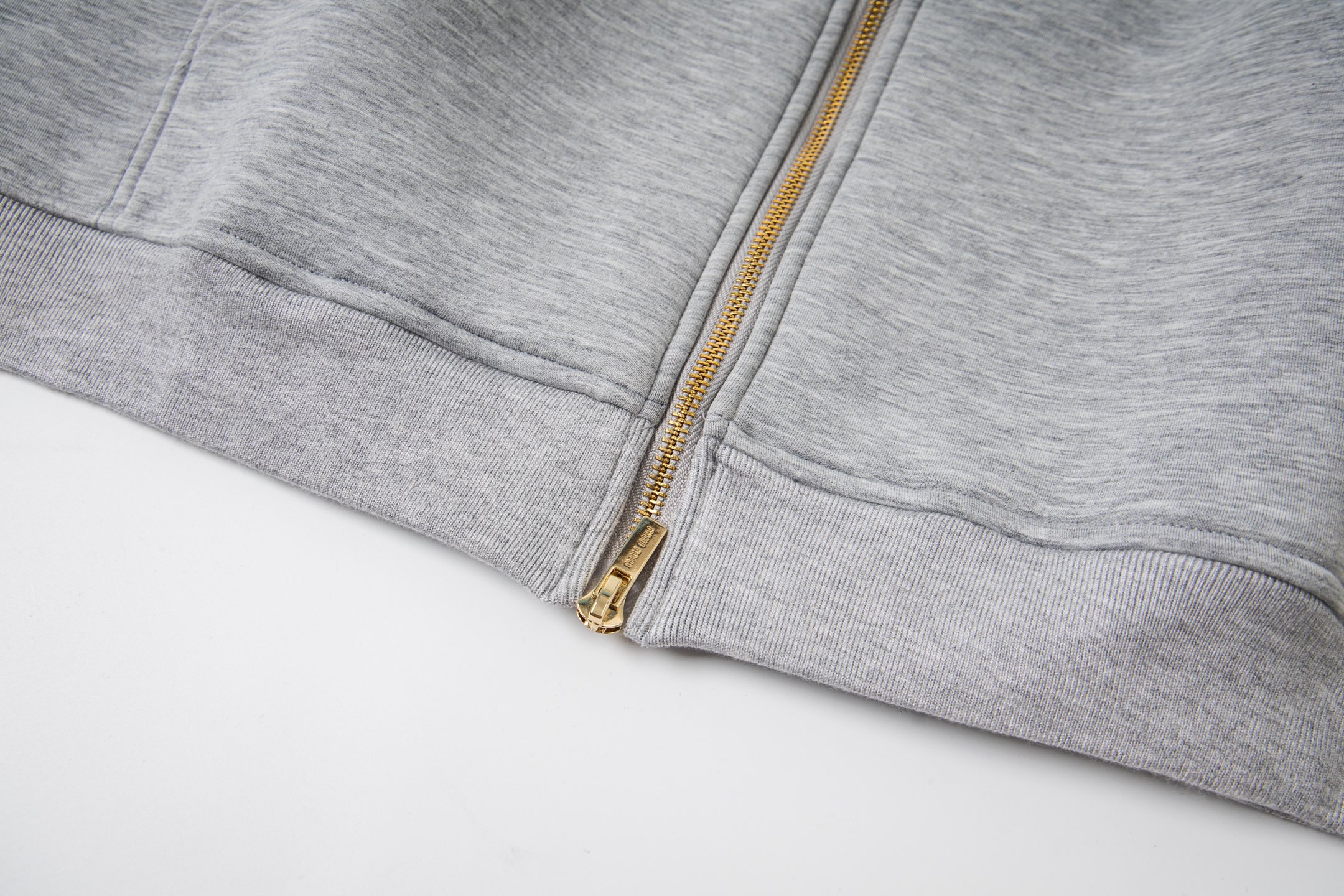 Miu Miu/缪缪 25ss 徽标贴布绣太空棉连帽外套