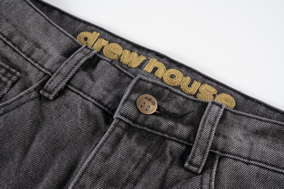 💰115
Drew House比伯同款黑色破洞笑脸高街破洞水洗泼墨牛仔裤 Drew黑色笑脸破洞泼墨fog风牛仔裤
Drew House 拼接水洗刺绣牛仔裤 重度水洗工艺,暗藏玄机的细节非常多,这次主推的裤子无论是版型还是上身都太完美,比伯以及欧阳娜娜等众多上身,从刺绣到印花以及口袋力度笑脸还有扣子的笑脸的每一个细节,都是一点一点去抠,面料采用12.2盎司上等牛仔布,牛仔只有到了12盎司以上才有牛仔独特的高端质感,水洗数次打样非常满意,右后口袋开模压印笑脸LOGO,左腿处采用笑脸LOGO刺绣,裤子破坏内里采用白色纯棉斜纹布,上面有胶浆印花的笑脸LOGO,口袋布工艺同上!
款号:1598#
颜色:黑色
尺码:28 30 32 34
28码 腰围72 臀围100 裤长102
30码 腰围76 臀围104 裤长104
32码 腰围80 臀围110 裤长106
34码 腰围84 臀围116 裤长108
【PS: 手工测量误差1-3cm左右】