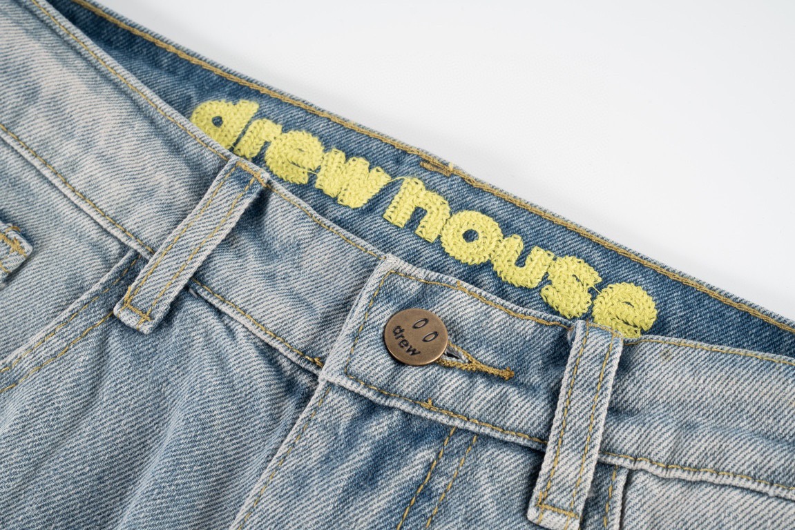 💰115
Drew House比伯同款蓝色破洞笑脸高街破洞水洗牛仔裤 Drew蓝色笑脸破洞泼墨fog风牛仔裤
Drew House 拼接水洗刺绣牛仔裤 重度水洗工艺,暗藏玄机的细节非常多,这次主推的裤子无论是版型还是上身都太完美,比伯以及欧阳娜娜等众多上身,从刺绣到印花以及口袋力度笑脸还有扣子的笑脸的每一个细节,都是一点一点去抠,面料采用12.2盎司上等牛仔布,牛仔只有到了12盎司以上才有牛仔独特的高端质感,水洗数次打样非常满意,右后口袋开模压印笑脸LOGO,左腿处采用笑脸LOGO刺绣,裤子破坏内里采用白色纯棉斜纹布,上面有胶浆印花的笑脸LOGO,口袋布工艺同上!
款号:1599#
颜色:蓝色
尺码:28 30 32 34
28码 腰围72 臀围100 裤长102
30码 腰围76 臀围104 裤长104
32码 腰围80 臀围110 裤长106
34码 腰围84 臀围116 裤长108
【PS: 手工测量误差1-3cm左右】