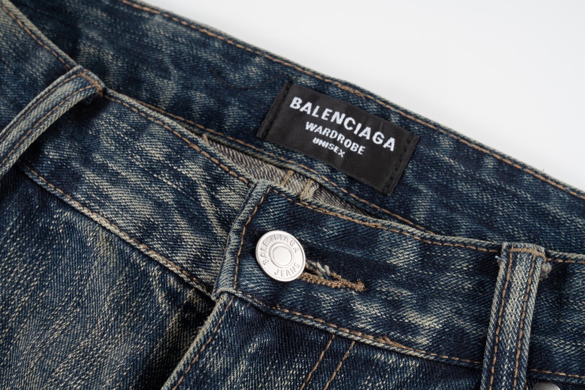 💰130
Balenciaga 巴黎世家最新版微喇牛仔裤
这款时尚经典的牛仔裤在设计上体现了Balenciaga一贯的优雅和简约风格,同时加入了时下最流行的喇叭裤设计元素,让你在穿着时既有舒适的感受,又能够展现出时尚感和品味。
这款牛仔裤选用了高质量的牛仔布料,穿着柔软舒适,同时保证了耐穿耐用性。设计上的喇叭裤设计让你的双腿看起来更加修长,同时也是一个非常流行的设计元素,让你在穿着时无时无刻不散发着时尚和品味。
在搭配方面,这款牛仔裤非常百搭,可以与各种不同的上装进行搭配。
款号:1592#
颜色:蓝色
尺码:28 30 32 34