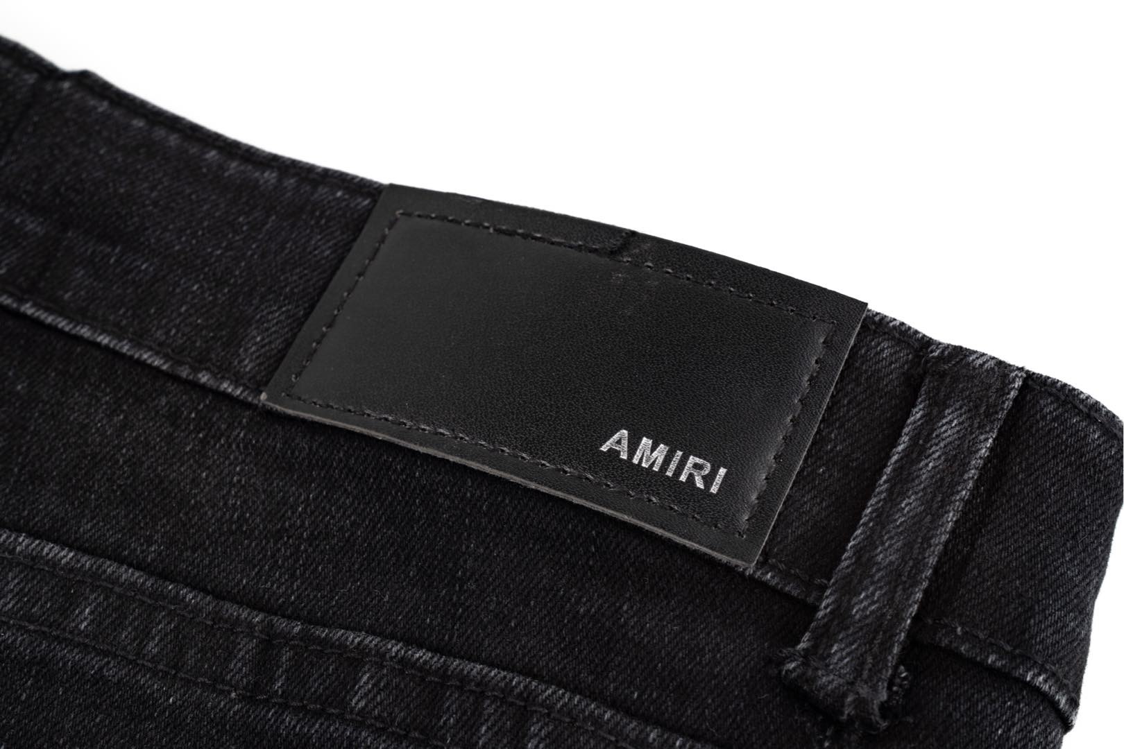 💰140
AMIRI阿米日水洗做旧破洞高街修身毛巾刺绣牛仔裤长裤-
近年来高街成了男装里越来越频繁出现的词 高街风格也就成了大家搭配的重要方向
高街相关的单品基本绕不开oversize或是落肩上衣 下身搭配trackpants或者是紧身破坏牛
而其中蕞具代表意义的在我看来或许就是破坏牛
宁波水洗大厂操刀 正面 背面 裤脚猫须玩美落色 满满的高级感 膝盖部分破坏设计搭配拼皮设计 已经作为门面设计 皮质腰部铭牌 定做裆部门襟五金 有刻字开模
款号：1628
尺码：30 32 34 36 38