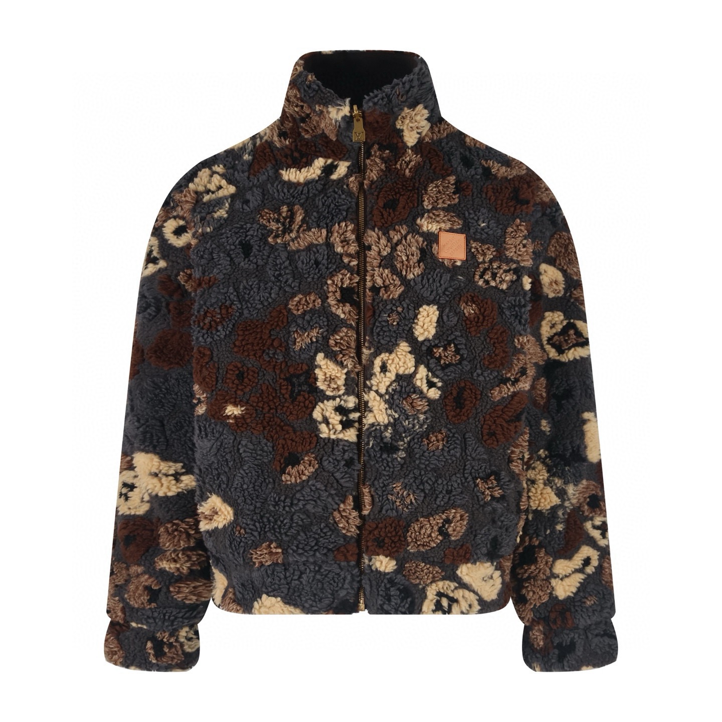 💰255  高版本 LV联名nigo泰迪摇粒绒双面穿外套 
yp一致88%聚酯纤维12%绵羊毛混纺色织面料对色染毛料提花编织 多种复杂工艺加工处理 做到蓬松密集 毛质柔软 轻盈蓬松 颗粒感饱满均匀。区别全涤纶面料版本 成品起摇粒之后手感更加蓬松柔软 混纺之后起的摇粒不易脱绒掉毛 配套轨道牙古铜做旧拉头带logo拉链。当奢华时装玩起“两面派”，这件 Louis Vuitton 摇粒绒夹克便成了风格的多解答案。一面是野性美学的具象化：深灰底色上，棕褐与米白交织出迷彩般的视觉冲击，蓬松摇粒绒面料将“酷感”与“温暖”揉成一体，胸前皮革标识是奢华基因的低调宣示。另一面是极简质感的代名词：翻转后，深棕尼龙面料搭配复古皮革贴片，利落版型勾勒出工装风的硬朗轮廓，金属拉链的光泽为简约注入精致细节。
款号：A120#
尺码：M L XL XXL