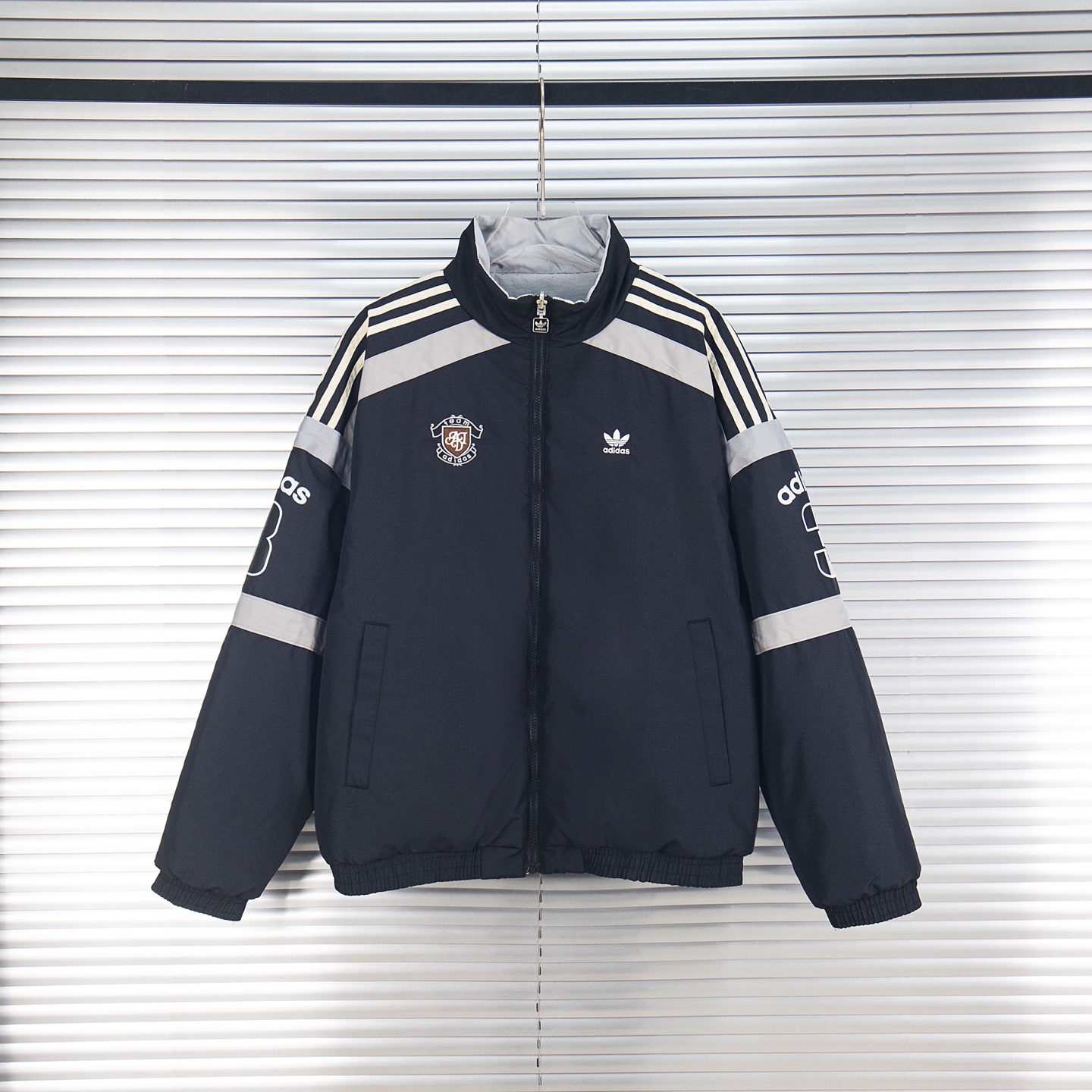 💰195 (现货 跑量款)
Adidas originals PADDED三叶草秋冬双面穿棉服外套
胸前的小巧标志与背面的数字3和adidas标识相映衬,展现简约而大气!双面设计,无论是纯洁的白色还是深邃的深蓝,都能轻松搭配,时尚有型!面料柔软保暖,无论是日常运动还是休闲时刻,男女皆宜,展现个性风采。立即入手!呈现原版风采的全新阿迪达斯三叶草双面穿运动棉服,以经典的三道杠风格,为男士和女士秋冬衣橱增添时尚必备。选择从纯白深蓝红条纹到低调黑色、雅致灰色或清新浅蓝,每一款都是宽松设计
款号:A123#
尺码:S M L XL