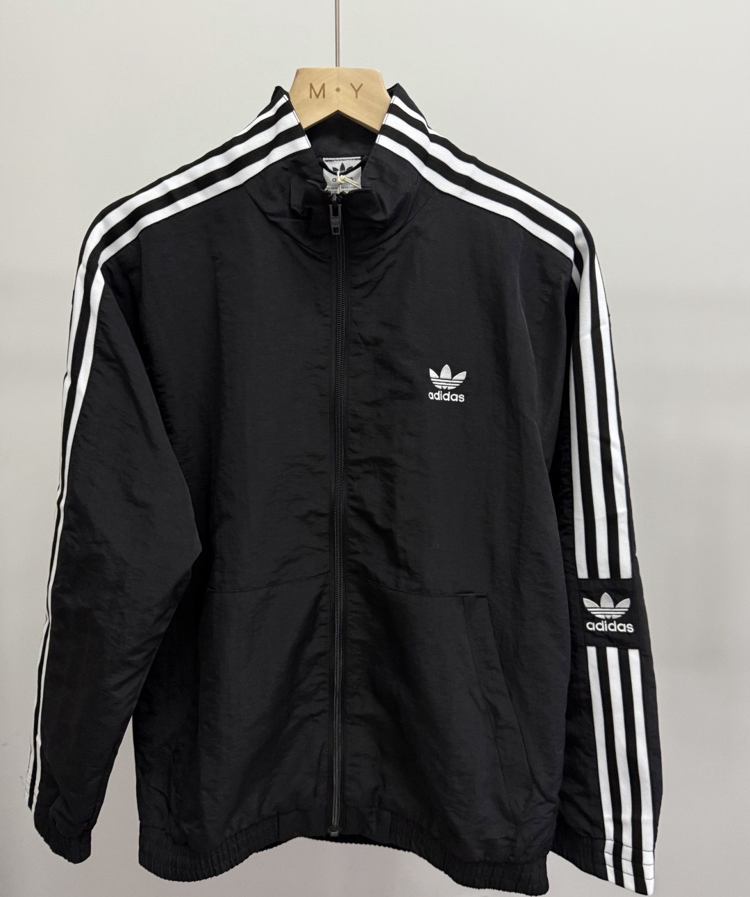 P105 Chaqueta Adidas Originals negra con tres rayas 🖤Chaqueta Adidas Originals negra con tres rayas, diseño clásico de…