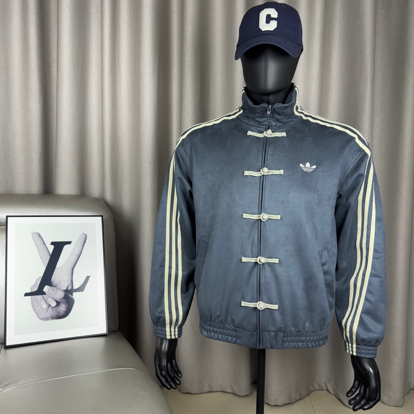 P135 常青款 灰蓝色 Adidas originals & CTT 蛇年限定三叶草新中式立领唐装运动夹克外套 新款唐装 经典盘扣设计打造复古中国风 软麂皮材质摸上去软乎乎的 穿着很舒适 第一眼就爱上了啊可搭配连帽卫衣松弛感一下就上来咯…