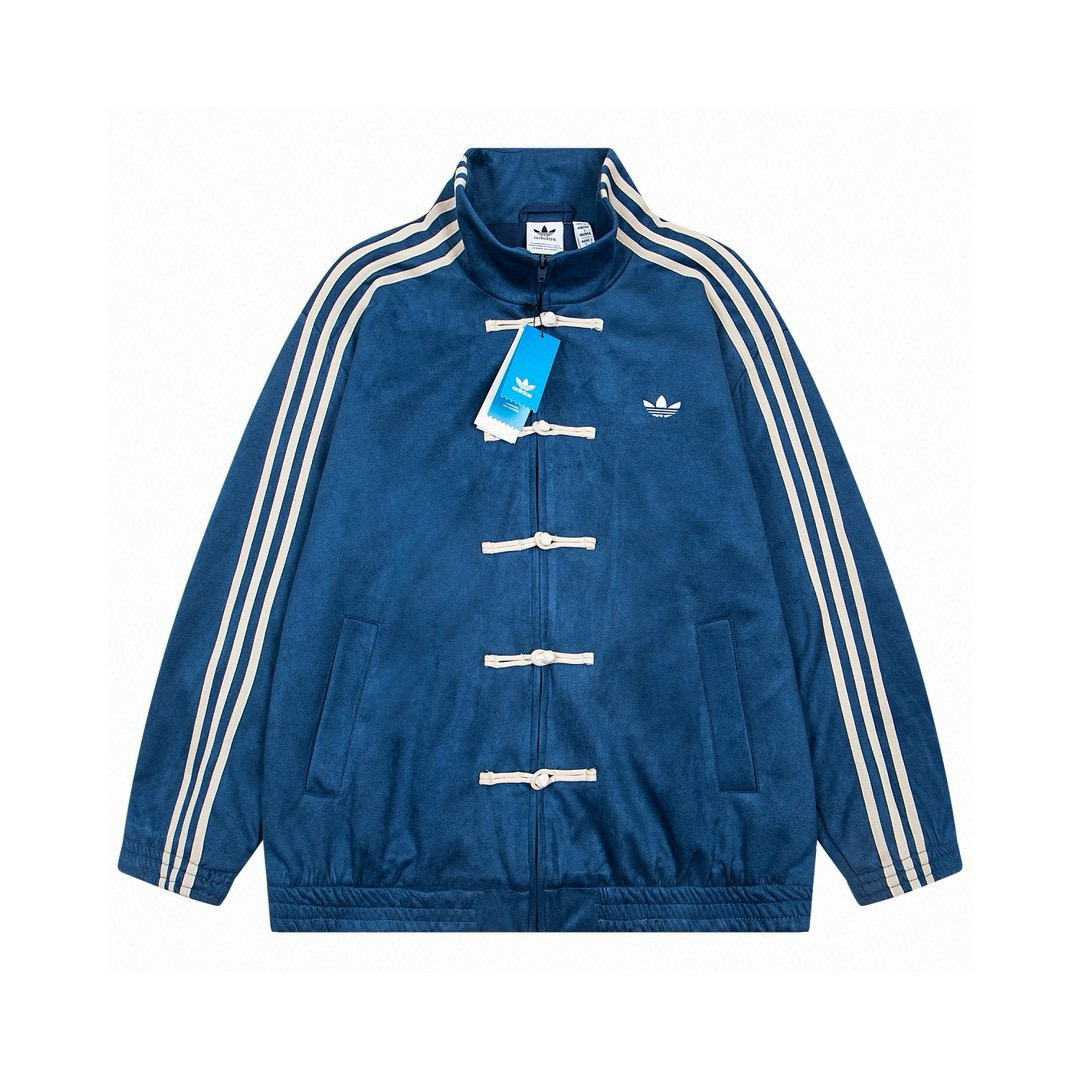 P135 常青款 蓝色 Adidas originals & CTT 蛇年限定三叶草新中式立领唐装运动夹克外套 新款唐装 经典盘扣设计打造复古中国风 软麂皮材质摸上去软乎乎的 穿着很舒适 第一眼就爱上了啊可搭配连帽卫衣松弛感一下就上来咯~…