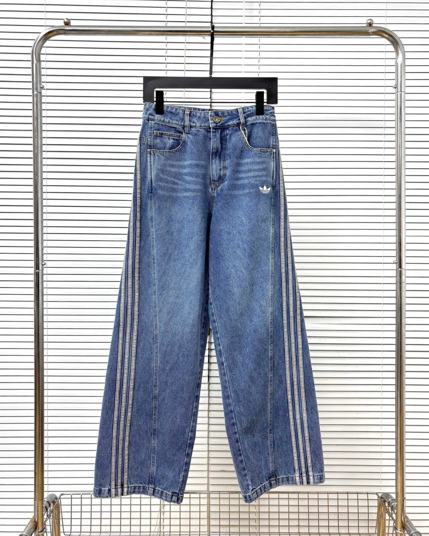 P130 𝗔𝗱𝗶𝗱𝗮𝘀 Adidas edición limitada de principios de primavera 2025 pantalones vaqueros de pata ancha de corte re…
