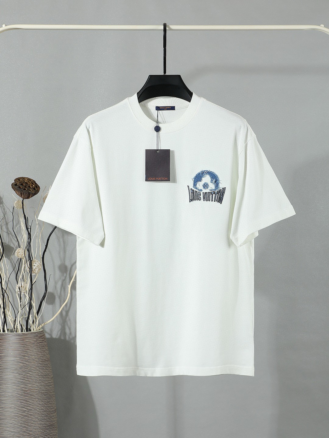 P100 Louis Vuitton 25SS nuevo modelo de pasarela, manga corta con logo grande bordado, mismo estilo para hombre y mujer…