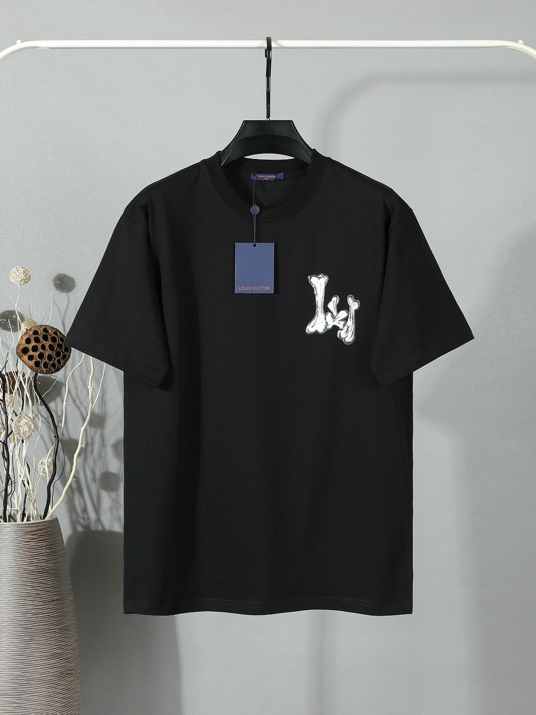 P95 LV Nueva camiseta pintada a mano de Louis Vuitton. Tejido pesado de doble hilo de 300g. Lavado dos veces. Cuatro la…