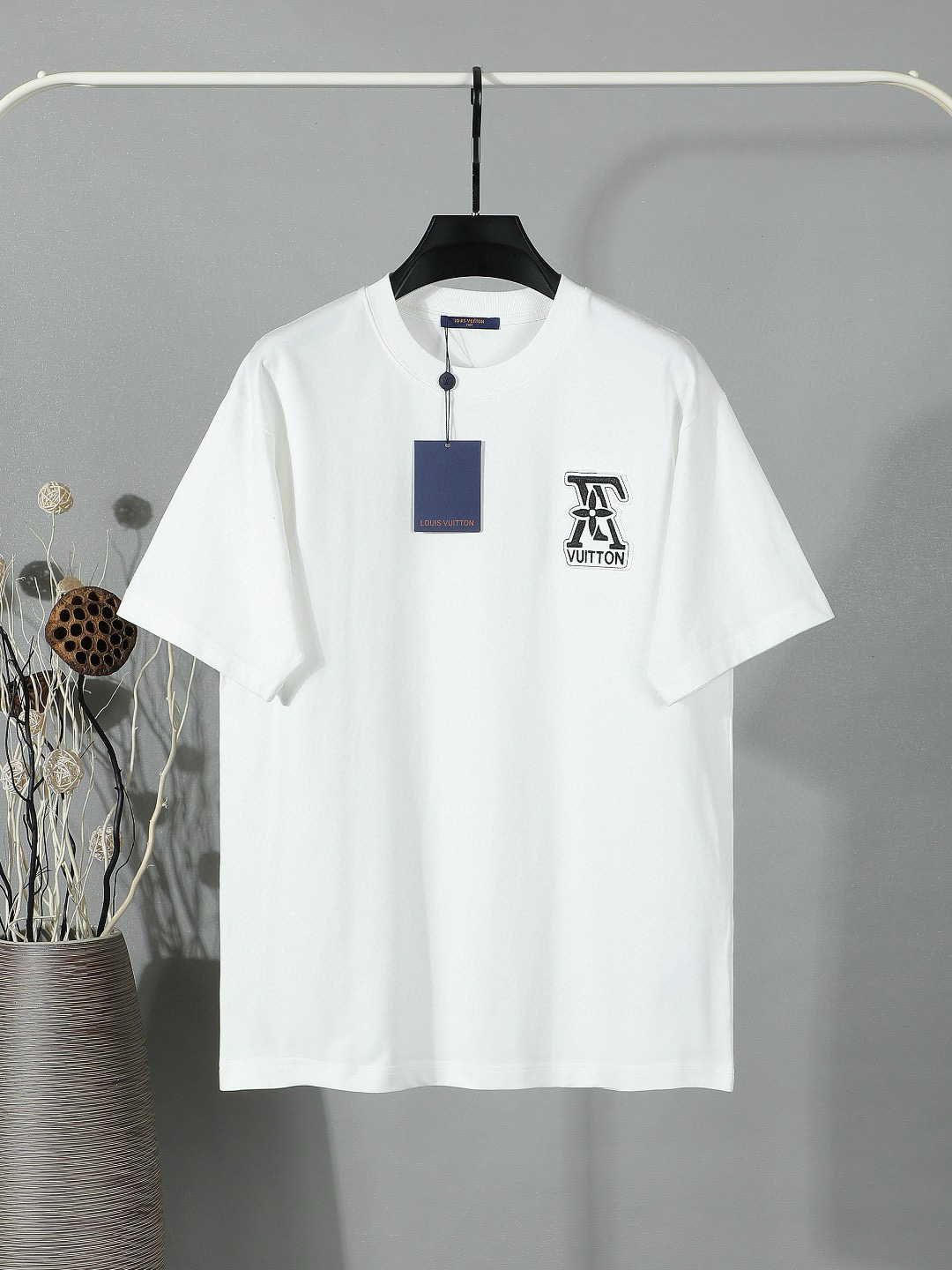 Nueva camiseta de cuello redondo bordada en la parte delantera y trasera de P100 LV, algodón puro tejido y teñido a med…