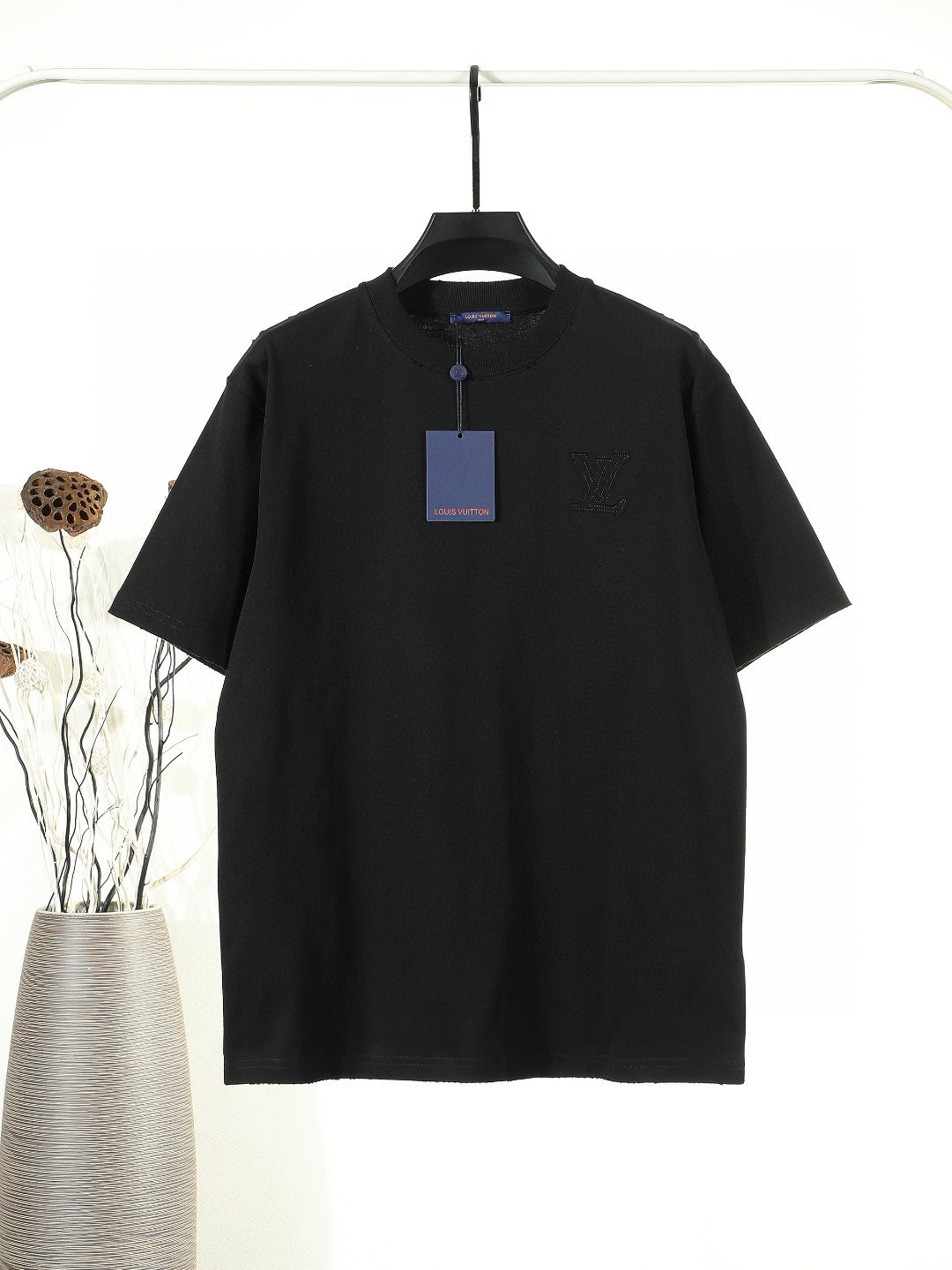 P100 LV La nueva camiseta de media manga con parches bordados de Louis Vuitton. Pesado 300 gramos de tejido de doble hi…