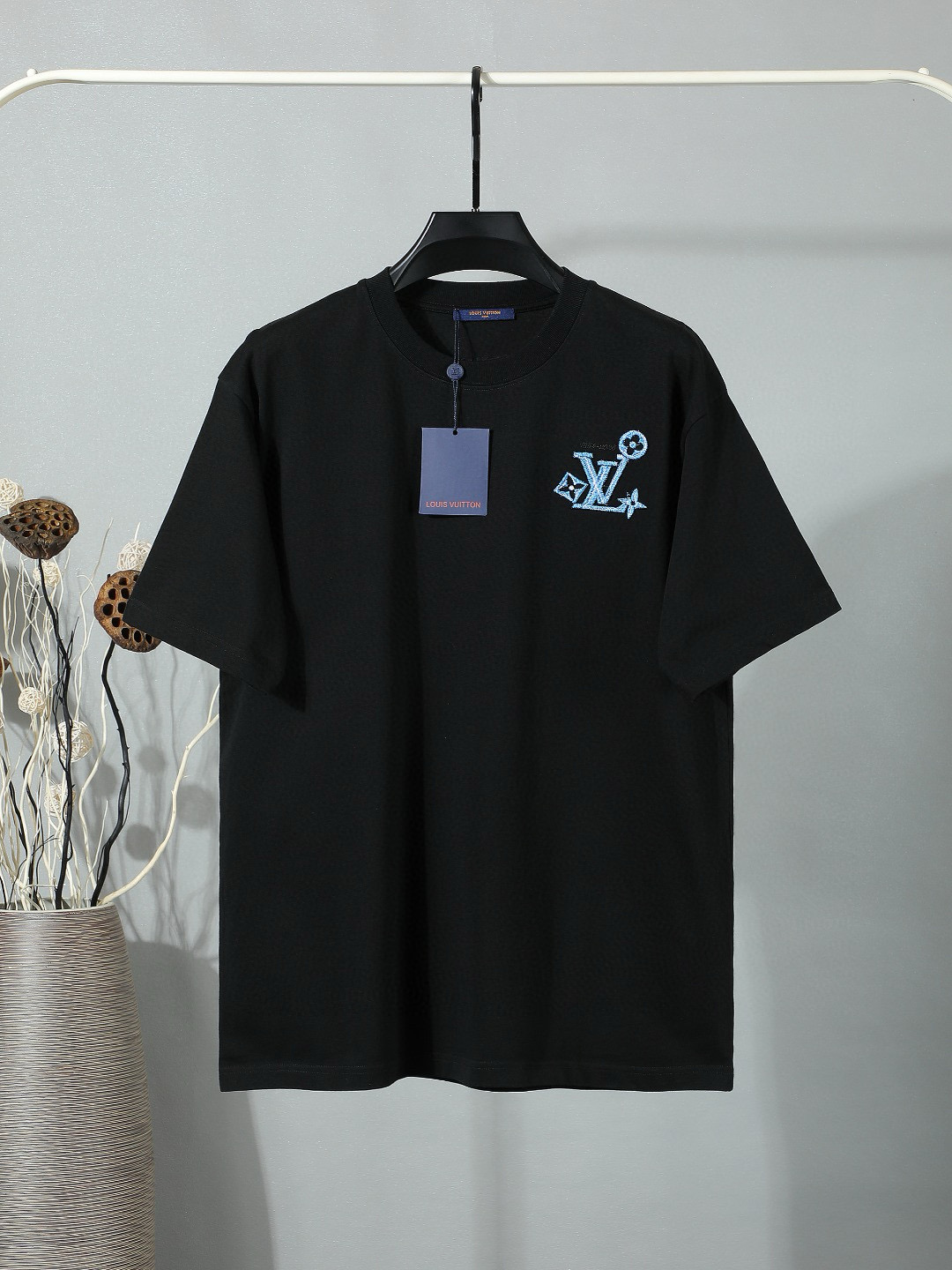 P105 LV Louis Vuitton 2025FW último logo del trébol de cuatro hojas‼ ️La camiseta de manga corta® está confeccionada co…