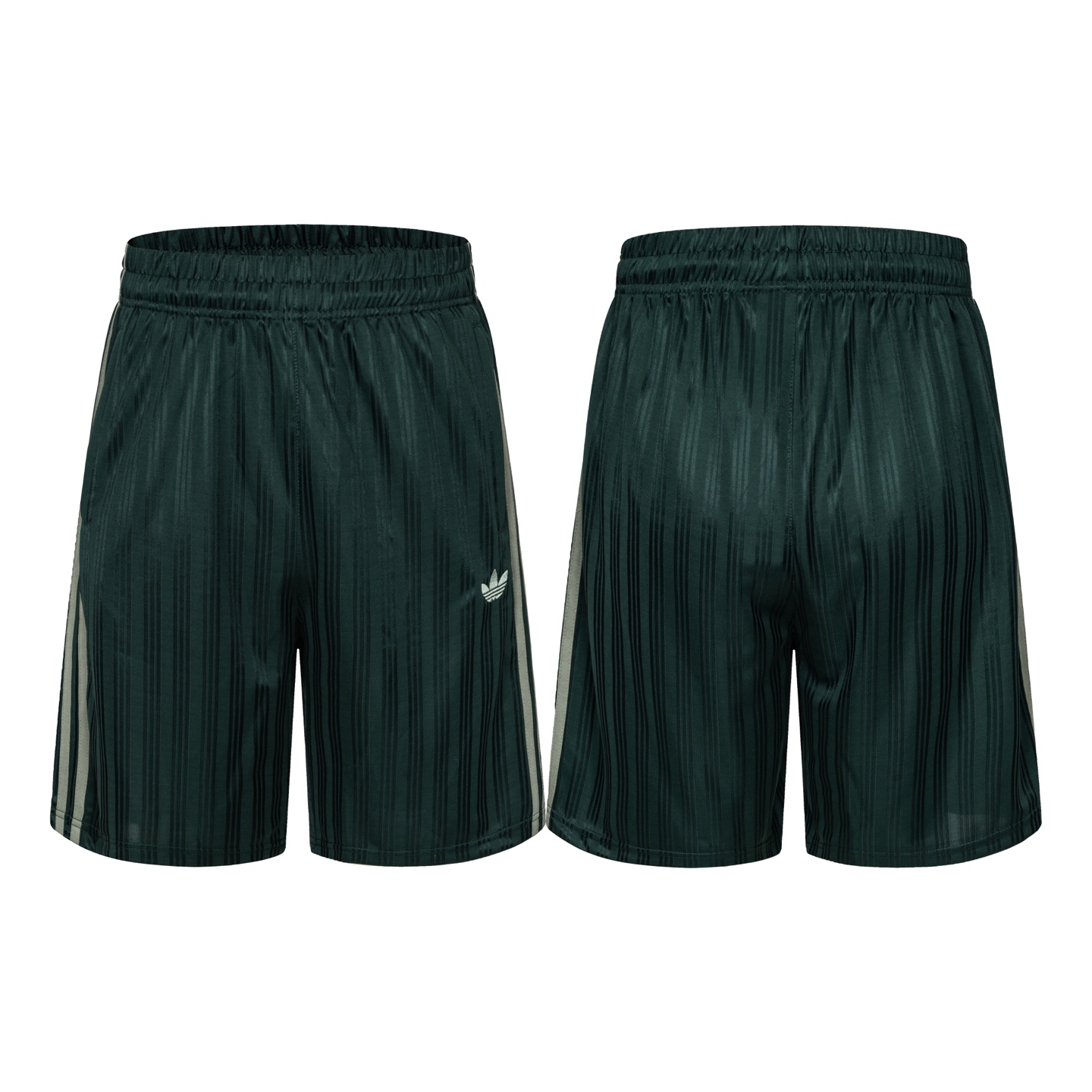 adidas三叶草绿色条纹短裤, 面料柔软舒适,夏天穿超清爽!深绿色+白色三条杠,三叶草Logo超有辨识度✨.宽松版型,活动自如,日常出街或运动都OK.复古球衣风,随便搭T恤、运动鞋,轻松get街头感,是潮流穿搭必备单品! 款号:A258# 颜色:绿色