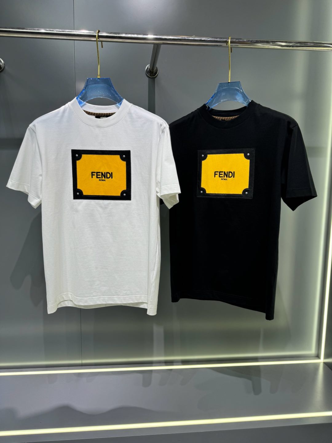 NO:142444,2025FD spring and summer new style first-time counter latest short-sleeved round-neck T-shirt, high-end customization, avant-garde and fashionable design!  Brand logo heavy craft design, high-end customized 230g fabric, soft feel, comfortable to wear, exquisite counter-level car line, fine workmanship, invincible and handsome upper body effect!  A must-have item for handsome men!  S-2XL., T-shirt,tees,t-shirt,alexander wang198609092025FD春夏新款首发专柜最新款短袖圆领T恤 高端订制 设计前卫时尚！品牌logo重工艺设计 高端定制230克面料.手感柔软.穿着舒适.专柜级别精致车线.做工精细.上身效果无敌帅气！型男必备单品！码数S-2XL.,,T-shirt,tees，t-shirt,alexander wang,Men's clothing