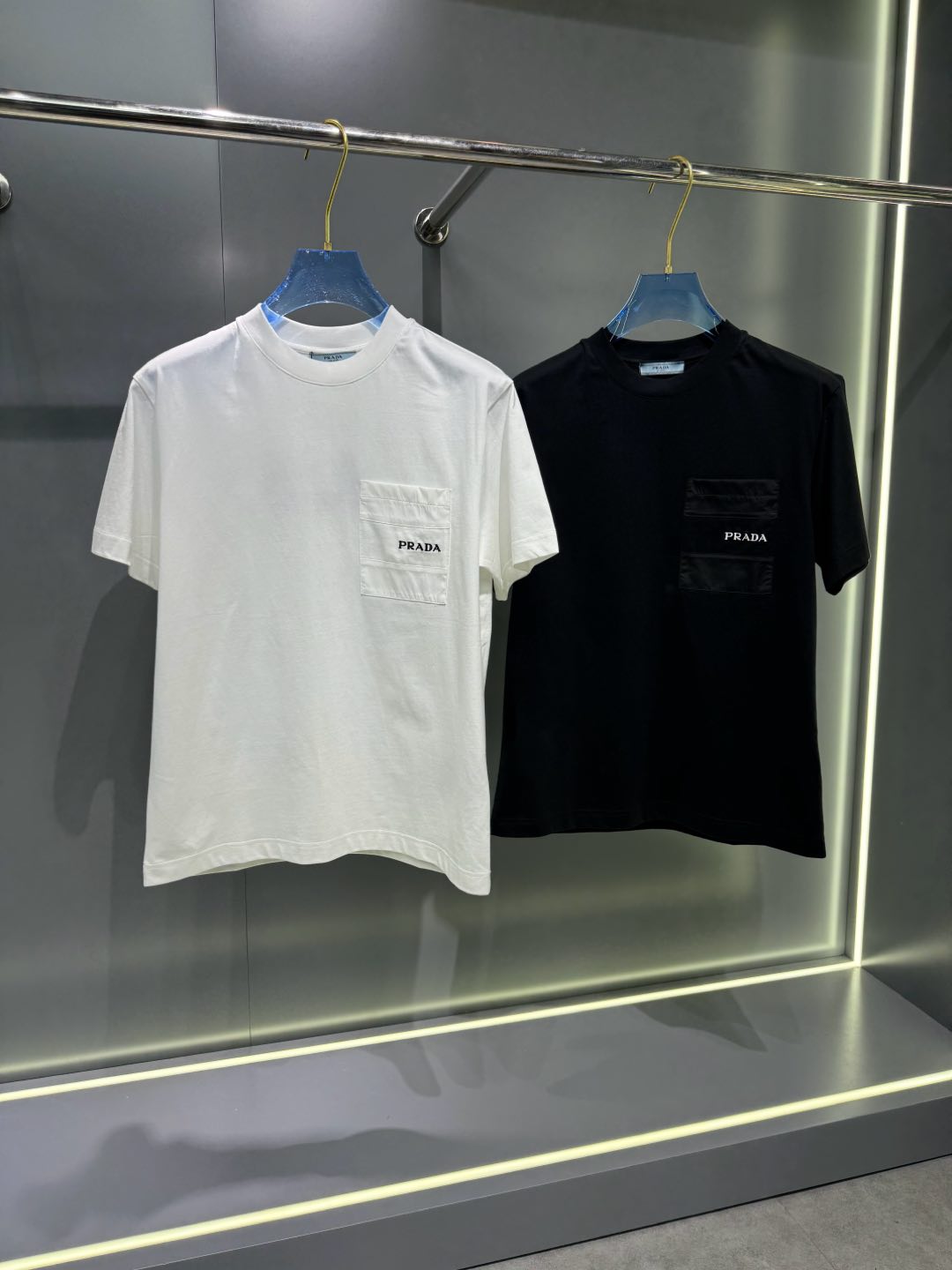 NO:142442,2025PDZ spring and summer new model first-time counter latest short-sleeved round-neck T-shirt, high-end customization, avant-garde and fashionable design!  Brand logo heavy craft design, high-end customized 230g fabric, soft feel, comfortable to wear, exquisite counter-level car line, fine workmanship, invincible and handsome upper body effect!  A must-have item for handsome men!  S-2XL., T-shirt,tees,t-shirt,alexander wang198609092025PDZ春夏新款首发专柜最新款短袖圆领T恤 高端订制 设计前卫时尚！品牌logo重工艺设计 高端定制230克面料.手感柔软.穿着舒适.专柜级别精致车线.做工精细.上身效果无敌帅气！型男必备单品！码数S-2XL.,,T-shirt,tees，t-shirt,alexander wang,Men's clothing