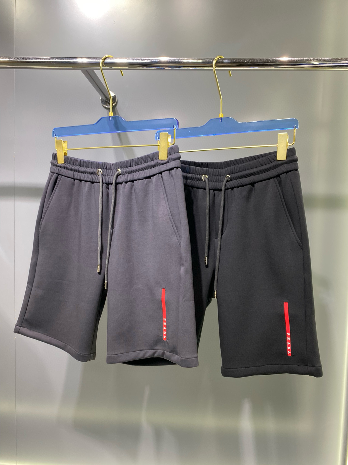 NO:149719,The latest shorts, using customer-supplied quick-drying polyester fiber fabric, craftsmanship highlights the brand characteristics. This fabric is soft, comfortable and breathable. The waist elastic belt webbing drawstring design is adjustable at will. It is the most suitable and versatile style for spring and summer wear. Size L-Xxxxl, shorts, alexander wang19860909最新款短裤 ,采用客供速干聚酯纤维面料,工艺彰显品牌特征,这样的面料柔软舒适透气,腰部松紧腰带织带抽绳设计随意调节大小,春夏穿着最适宜百搭款,尺码L-Xxxxl,,shorts,alexander wang,Men's clothing