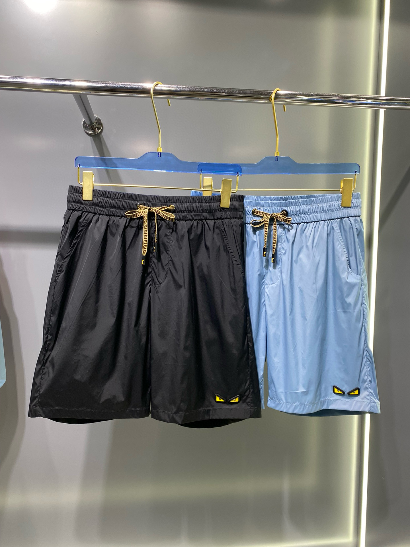 NO:149726,PD's latest shorts, using customer-supplied quick-drying polyester fiber fabric, craftsmanship highlights the brand's characteristics. This fabric is soft, comfortable and breathable. The waist elastic belt webbing drawstring design is adjustable at will. It is the most suitable and versatile style for spring and summer wear. Size L-Xxxxl, shorts, alexander wang19860909PD最新款短裤 ,采用客供速干聚酯纤维面料,工艺彰显品牌特征,这样的面料柔软舒适透气,腰部松紧腰带织带抽绳设计随意调节大小,春夏穿着最适宜百搭款,尺码L-Xxxxl,,shorts,alexander wang,Men's clothing