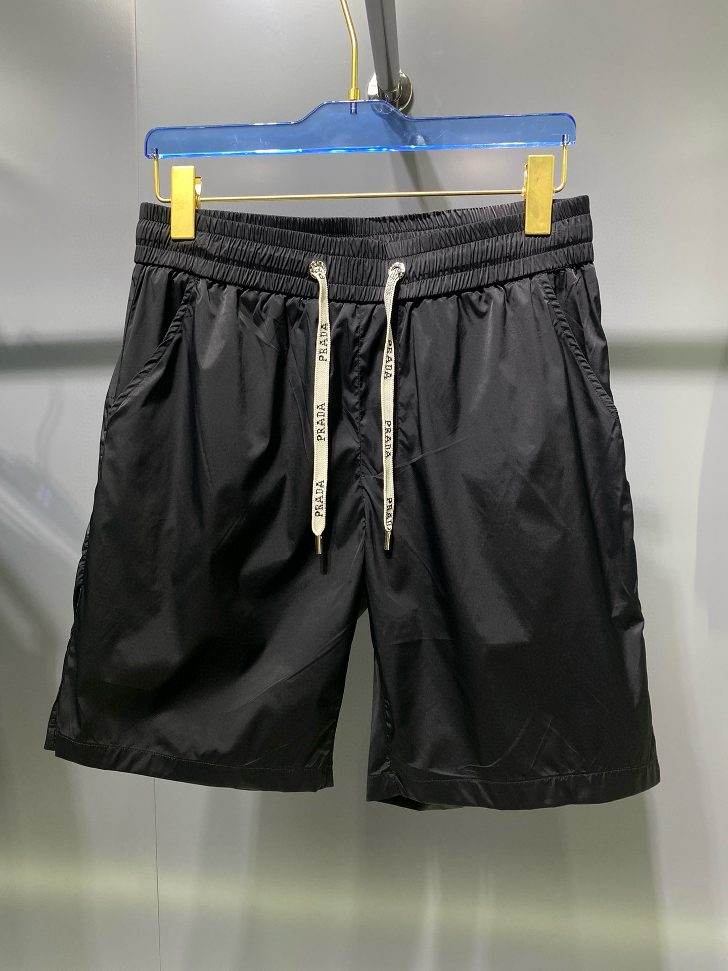 NO:149738,The latest PD shorts in 2025 are made of customer-supplied quick-drying polyester fiber fabric, and the process highlights the brand characteristics. This fabric is soft, comfortable and breathable. The waist elastic belt webbing drawstring design is adjustable at will. It is the most suitable and versatile style for spring and summer wear. Size M-XXXL, shorts, alexander wang198609092025年PD最新款短裤 ,采用客供速干聚酯纤维面料,工艺彰显品牌特征,这样的面料柔软舒适透气,腰部松紧腰带织带抽绳设计随意调节大小,春夏穿着最适宜百搭款,尺码M-XXXL,,shorts,alexander wang,Men's clothing