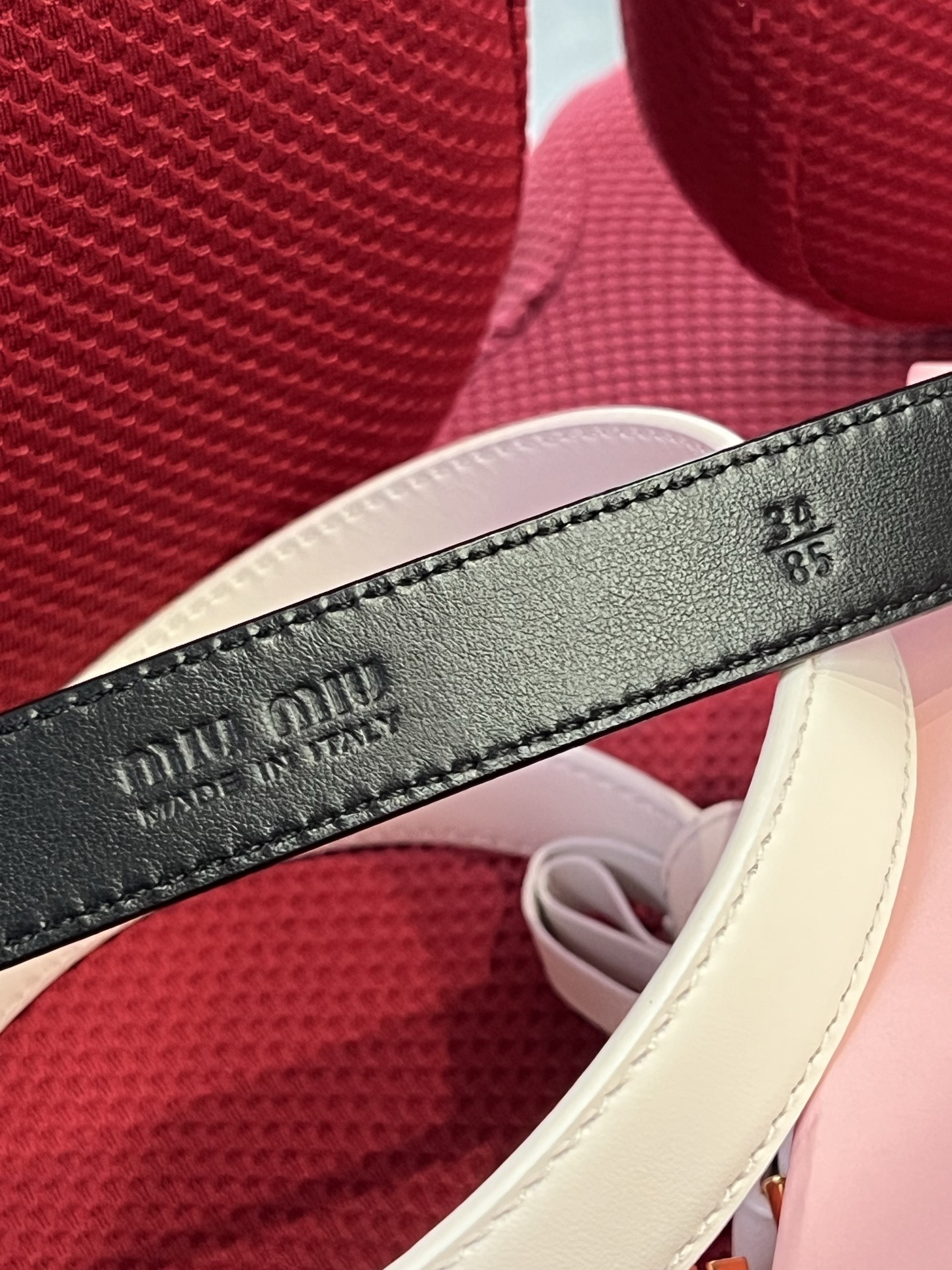 Miu Miu 代购级 缪缪miumiu 新款 ，营造 撞色与纹理效果 搭扣饰醒目徽标 2cm