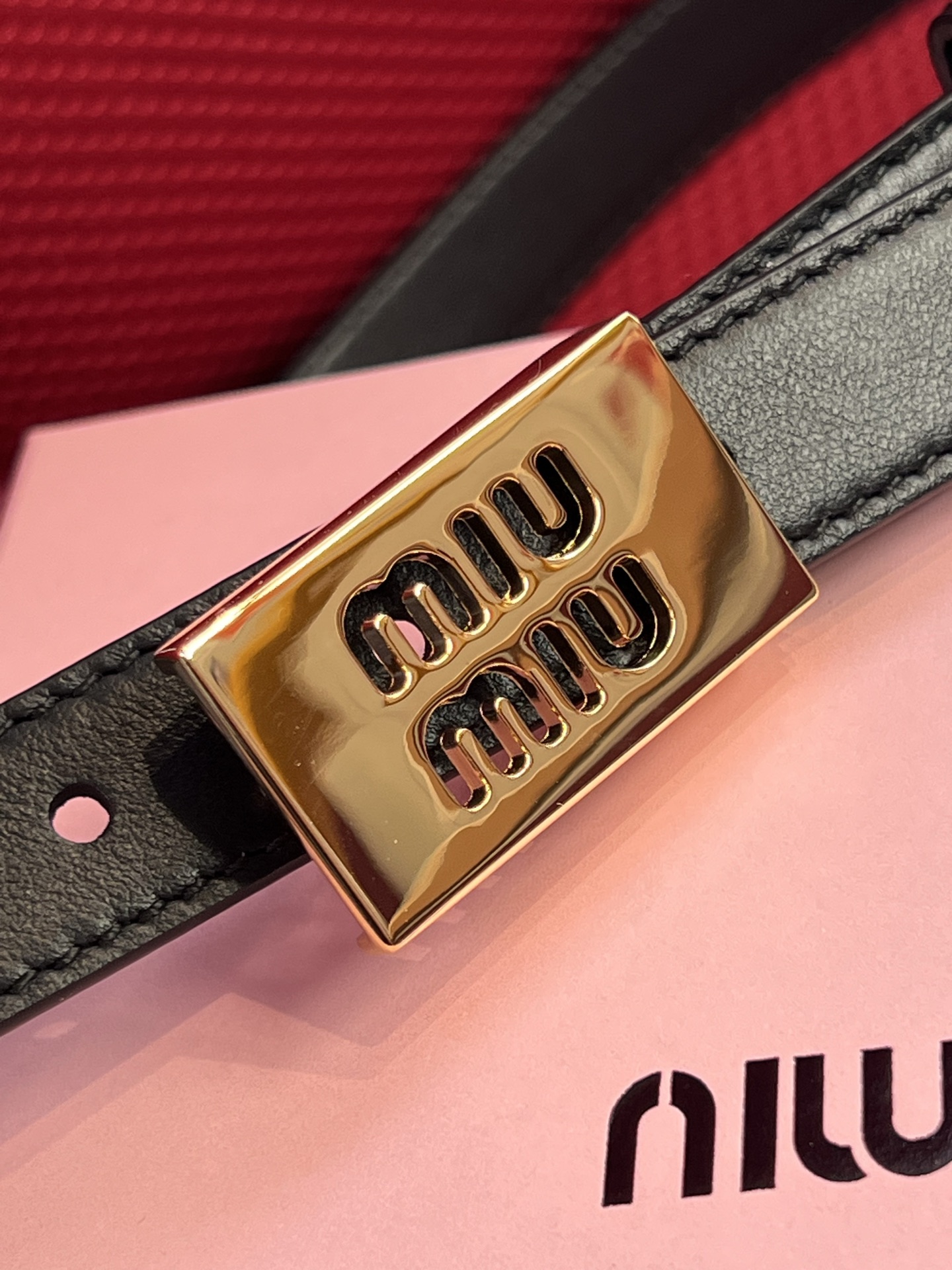 Miu Miu 代购级 缪缪miumiu 新款 ，营造 撞色与纹理效果 搭扣饰醒目徽标 2cm