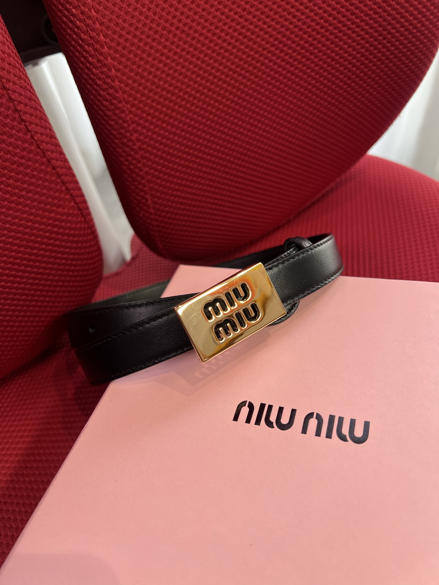 Miu Miu 代购级 缪缪miumiu 新款 ，营造 撞色与纹理效果 搭扣饰醒目徽标 2cm