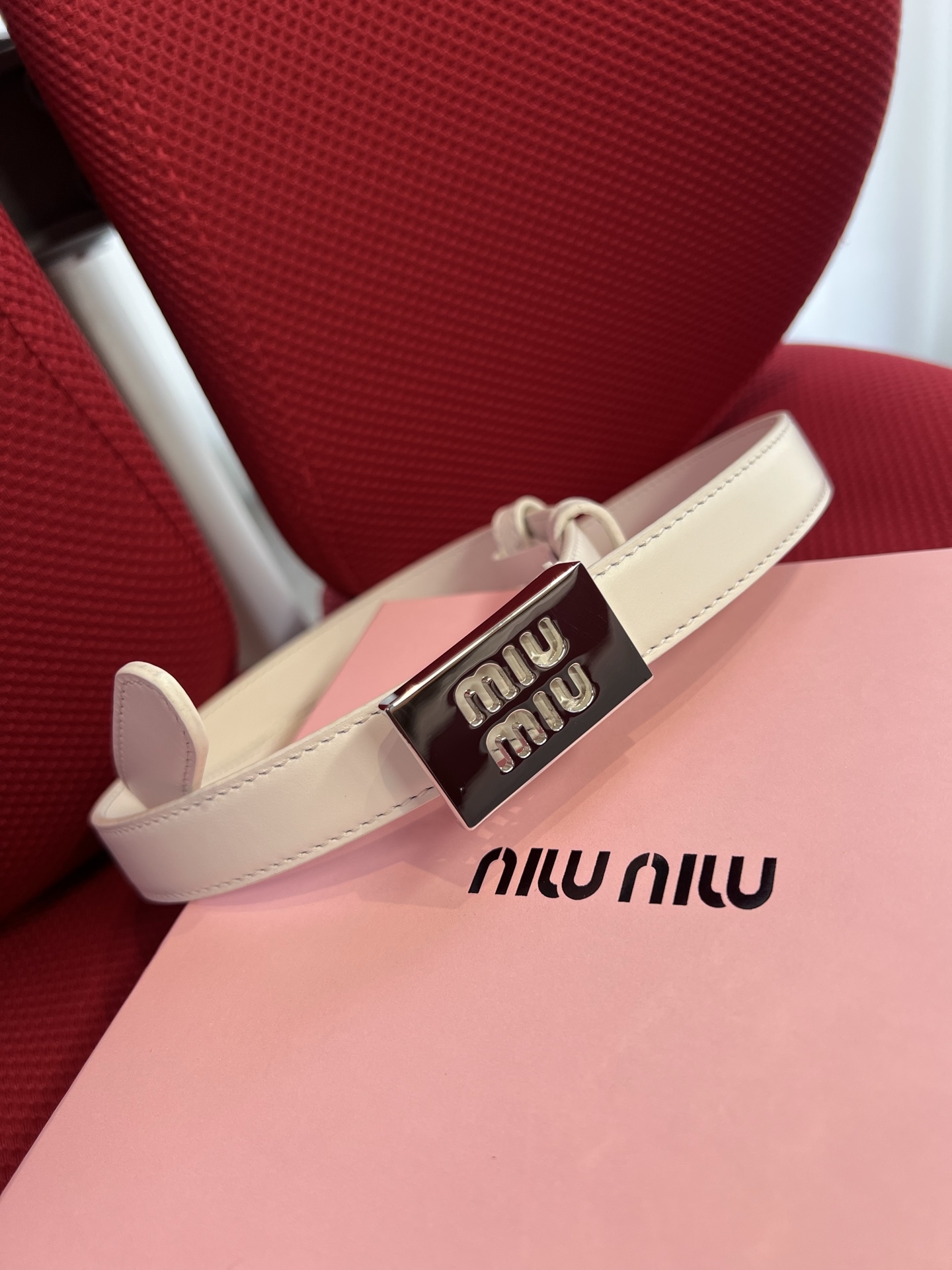 Miu Miu 代购级 缪缪miumiu 新款 ，营造 撞色与纹理效果 搭扣饰醒目徽标 2cm