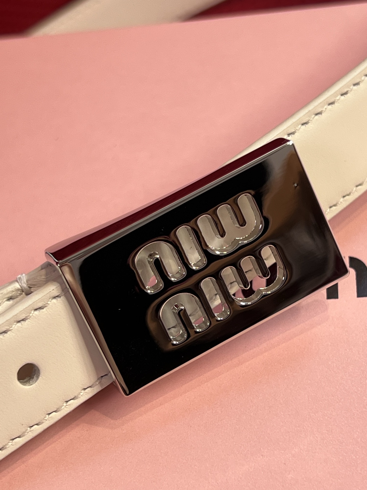 Miu Miu 代购级 缪缪miumiu 新款 ，营造 撞色与纹理效果 搭扣饰醒目徽标 2cm