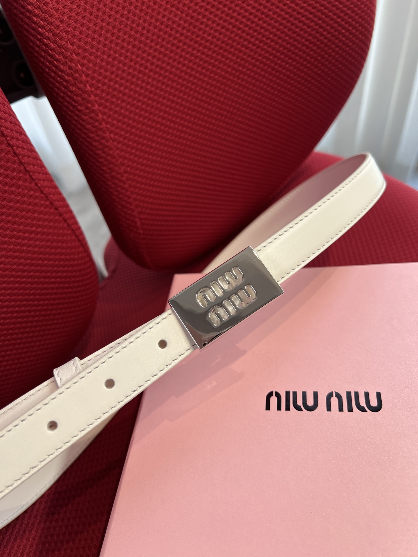 Miu Miu 代购级 缪缪miumiu 新款 ，营造 撞色与纹理效果 搭扣饰醒目徽标 2cm