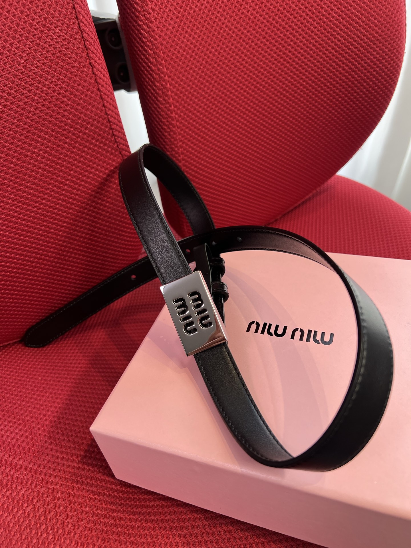 Miu Miu 代购级 缪缪miumiu 新款 ，营造 撞色与纹理效果 搭扣饰醒目徽标 2cm