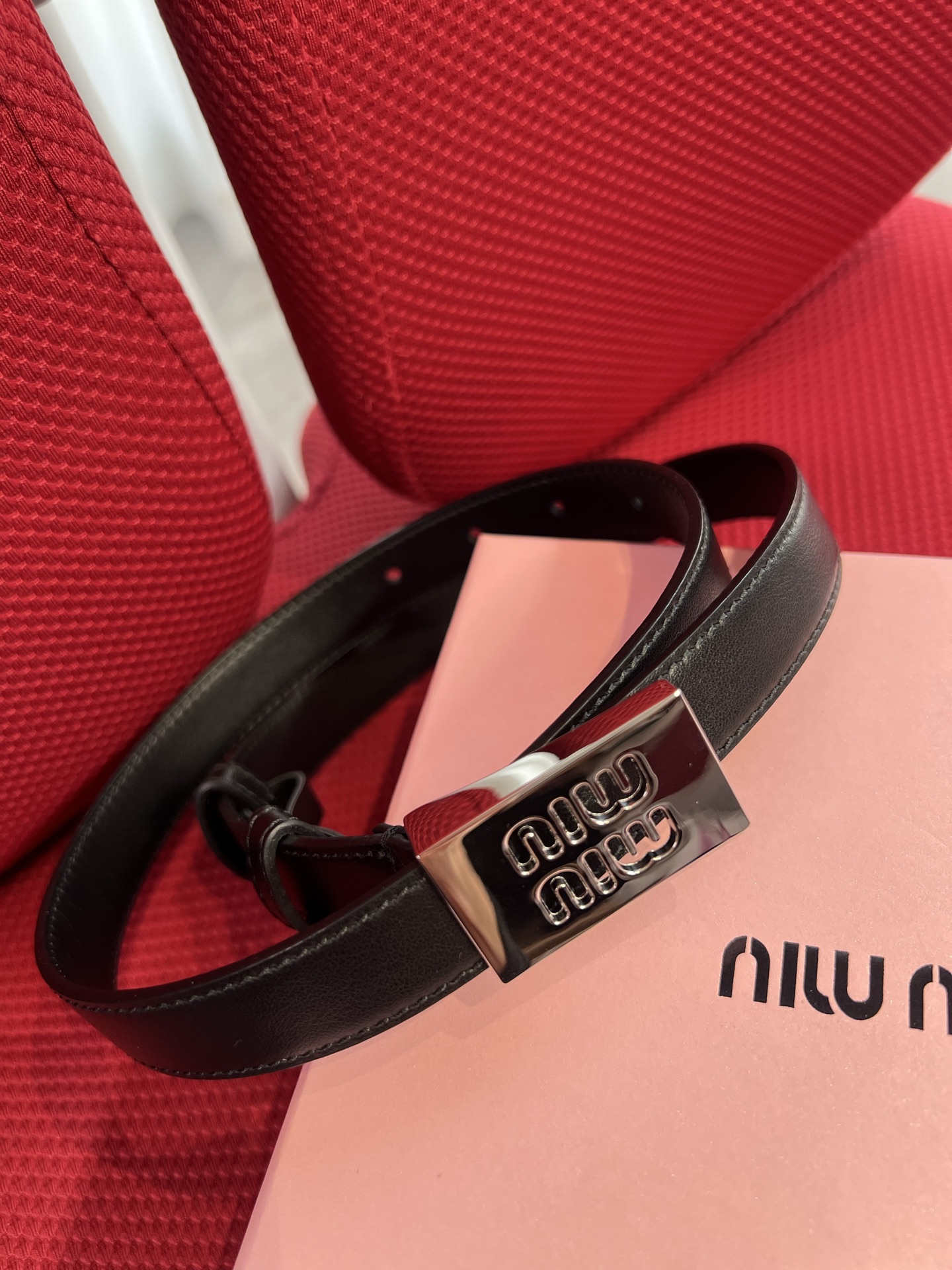 Miu Miu 代购级 缪缪miumiu 新款 ，营造 撞色与纹理效果 搭扣饰醒目徽标 2cm