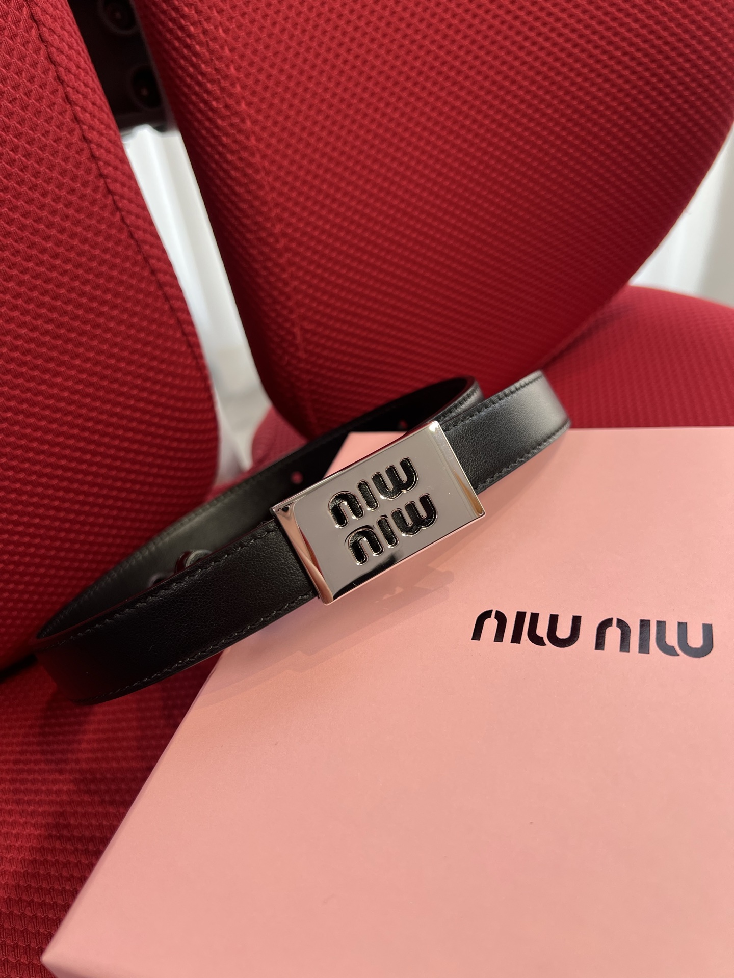 Miu Miu 代购级 缪缪miumiu 新款 ，营造 撞色与纹理效果 搭扣饰醒目徽标 2cm