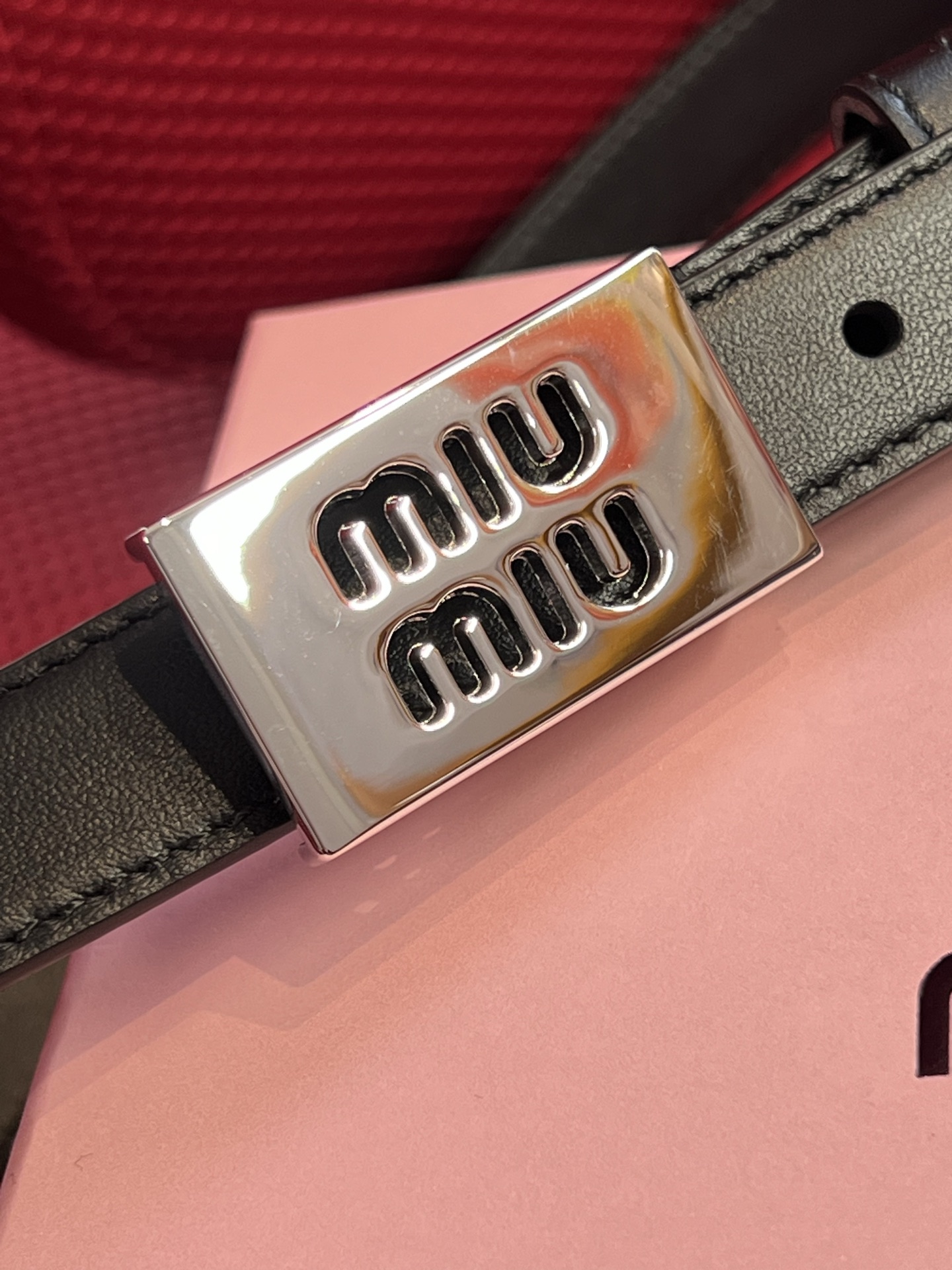 Miu Miu 代购级 缪缪miumiu 新款 ，营造 撞色与纹理效果 搭扣饰醒目徽标 2cm