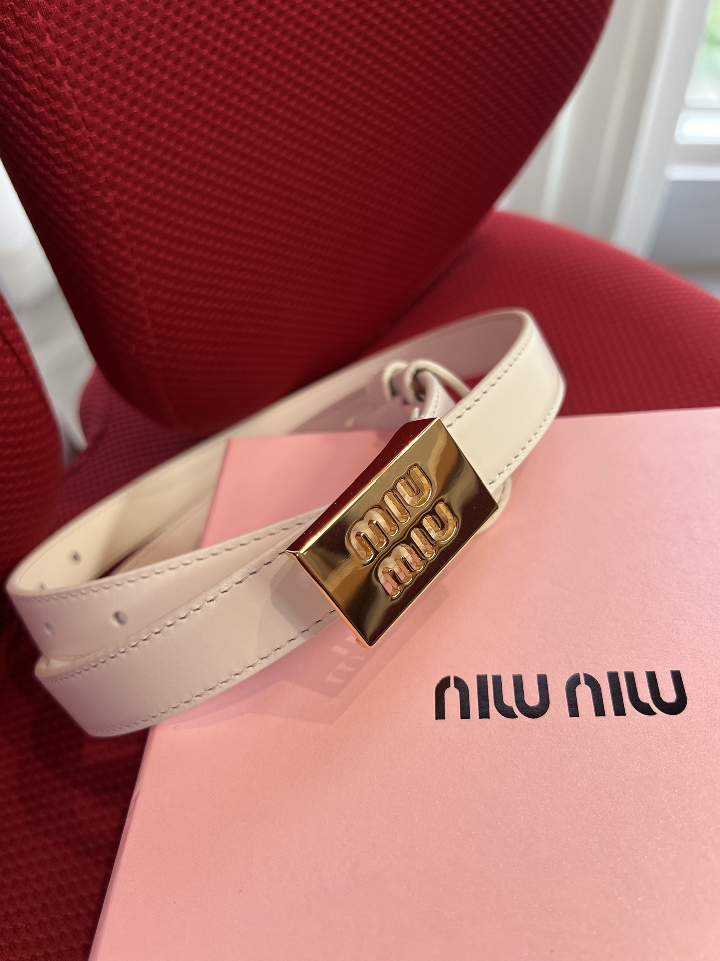 Miu Miu 代购级 缪缪miumiu 新款 ，营造 撞色与纹理效果 搭扣饰醒目徽标 2cm