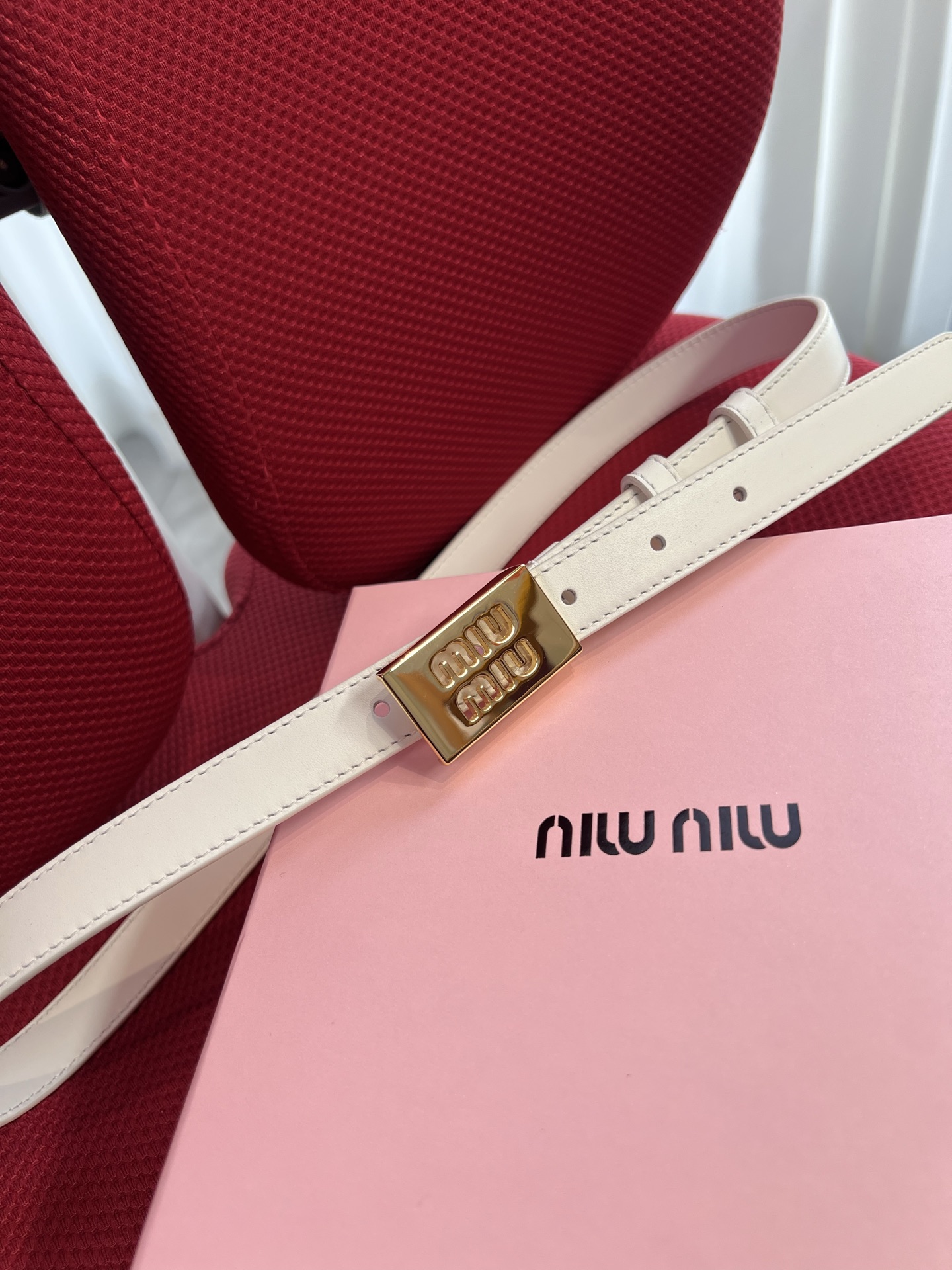 Miu Miu 代购级 缪缪miumiu 新款 ，营造 撞色与纹理效果 搭扣饰醒目徽标 2cm