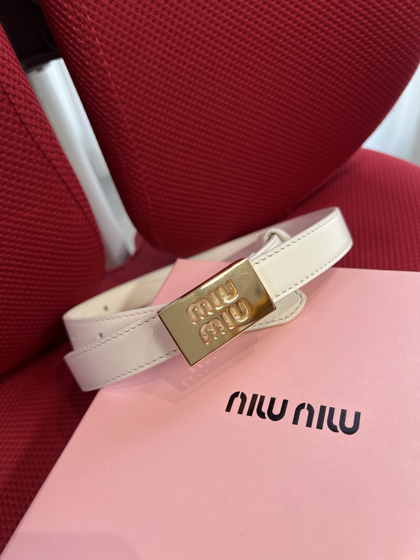 Miu Miu 代购级 缪缪miumiu 新款 ，营造 撞色与纹理效果 搭扣饰醒目徽标 2cm
