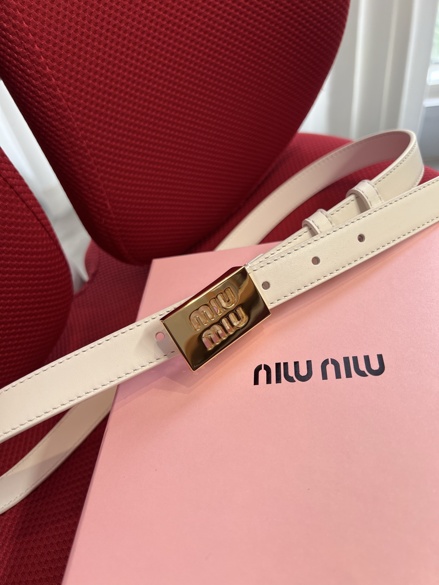 Miu Miu 代购级 缪缪miumiu 新款 ，营造 撞色与纹理效果 搭扣饰醒目徽标 2cm