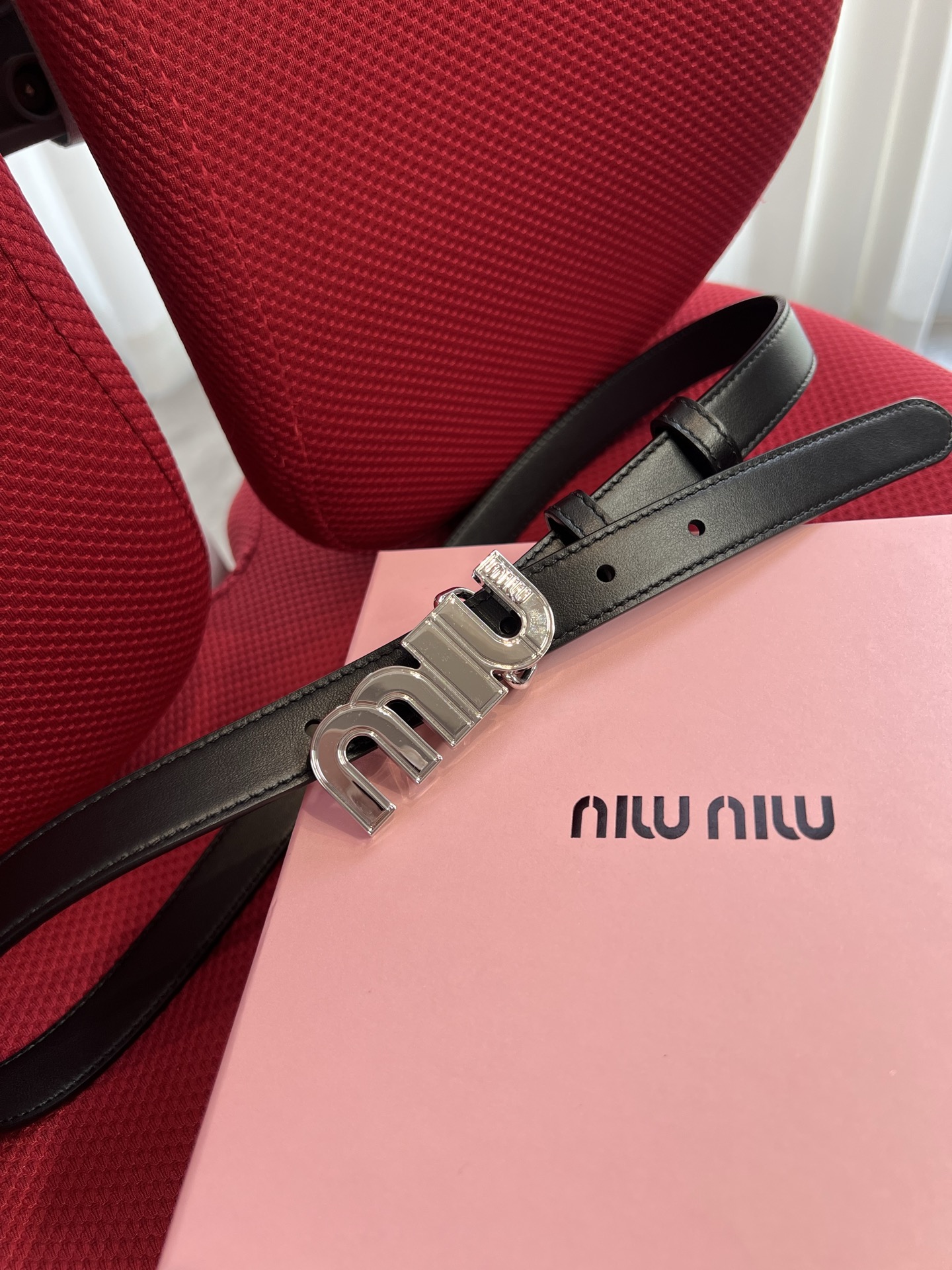 Miu Miu 代购级 缪缪miumiu 新款 ，营造 撞色与纹理效果 搭扣饰醒目徽标 2cm