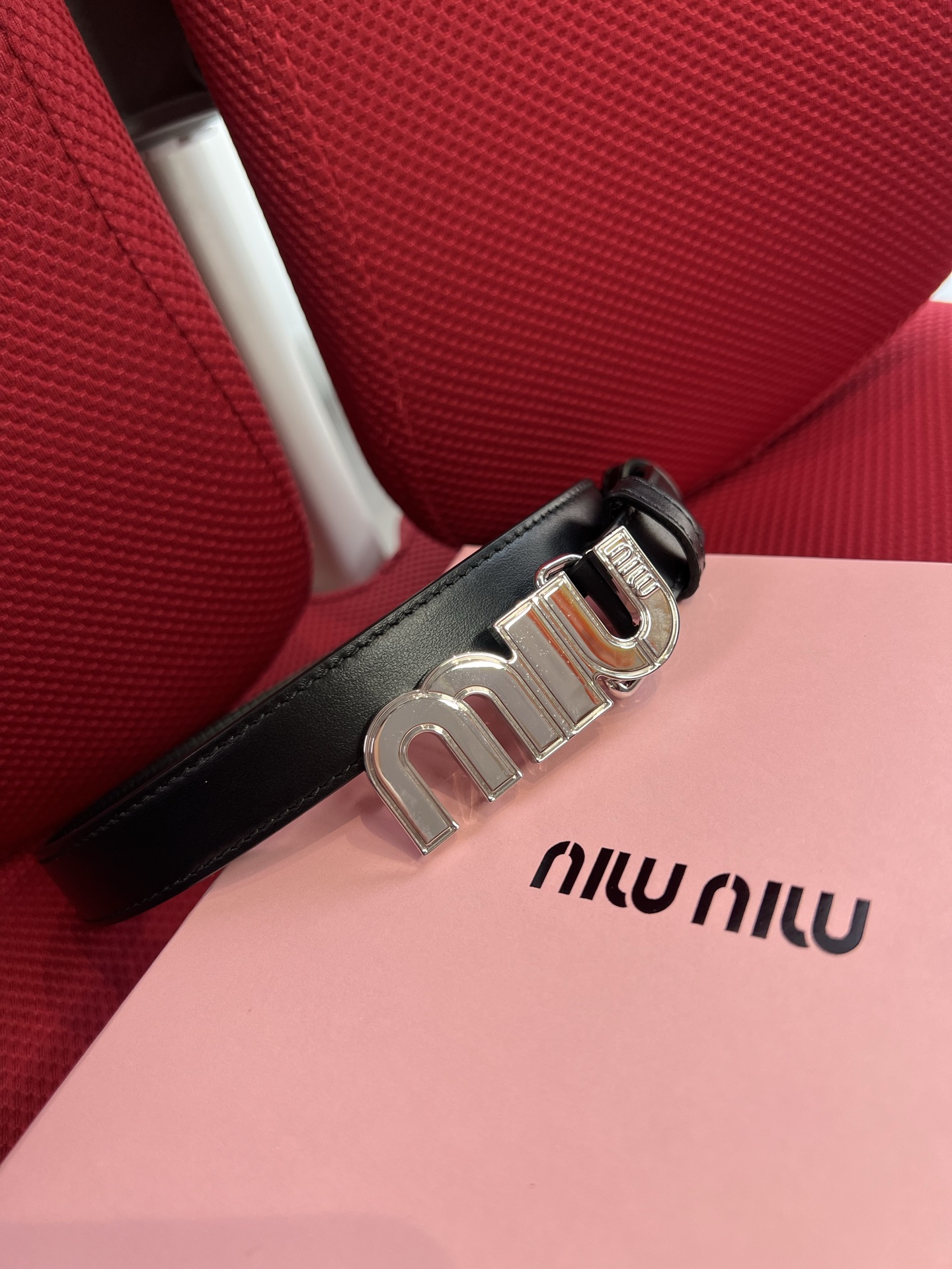 Miu Miu 代购级 缪缪miumiu 新款 ，营造 撞色与纹理效果 搭扣饰醒目徽标 2cm