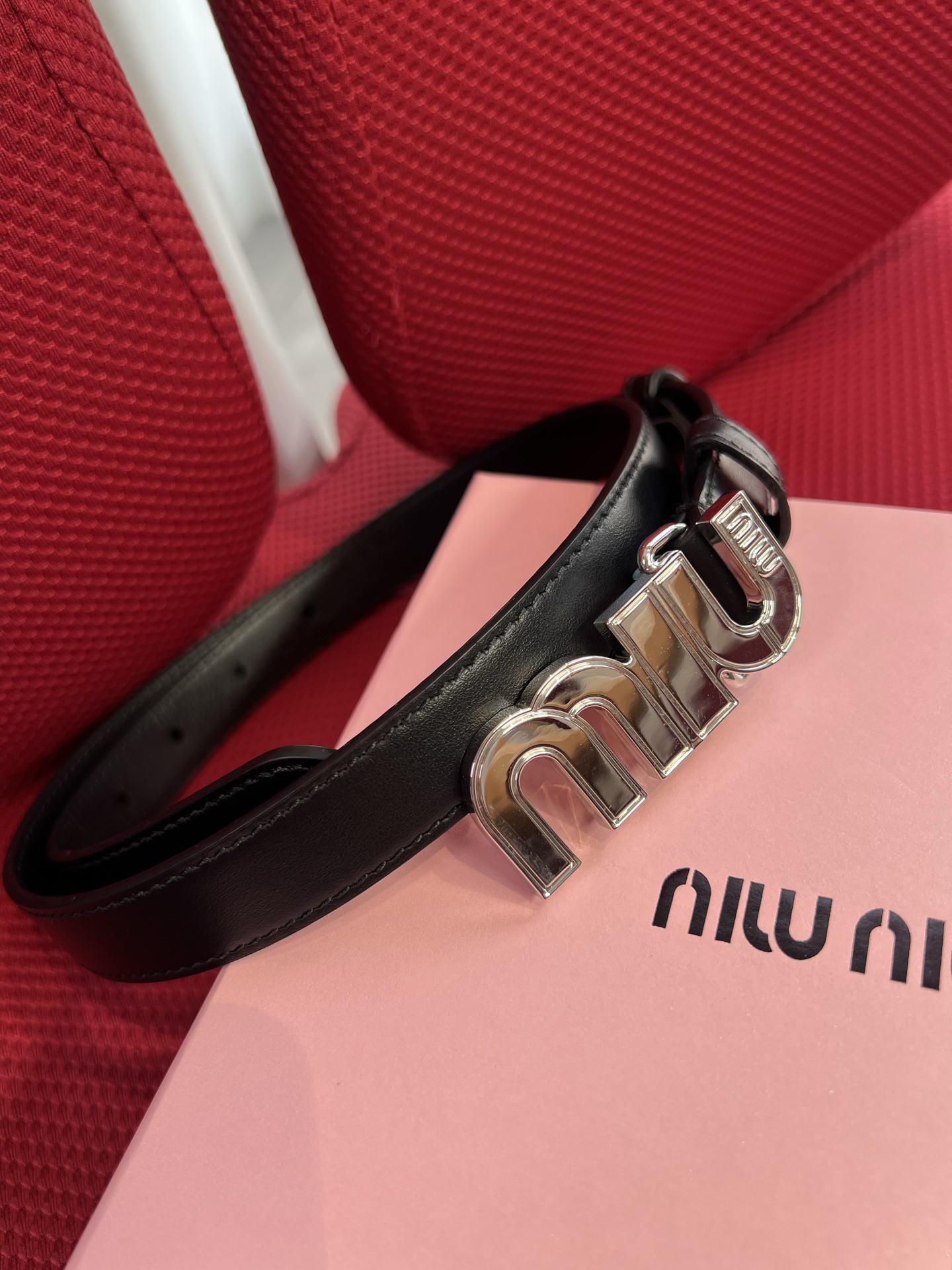 Miu Miu 代购级 缪缪miumiu 新款 ，营造 撞色与纹理效果 搭扣饰醒目徽标 2cm