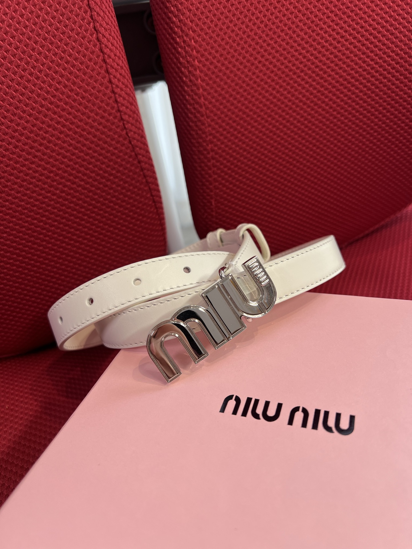 Miu Miu 代购级 缪缪miumiu 新款 ，营造 撞色与纹理效果 搭扣饰醒目徽标 2cm