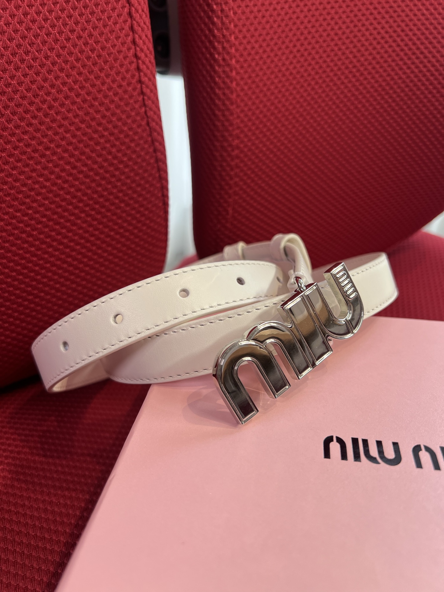 Miu Miu 代购级 缪缪miumiu 新款 ，营造 撞色与纹理效果 搭扣饰醒目徽标 2cm