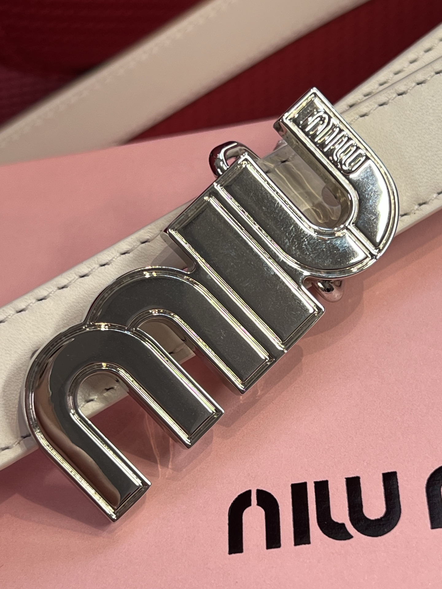 Miu Miu 代购级 缪缪miumiu 新款 ，营造 撞色与纹理效果 搭扣饰醒目徽标 2cm