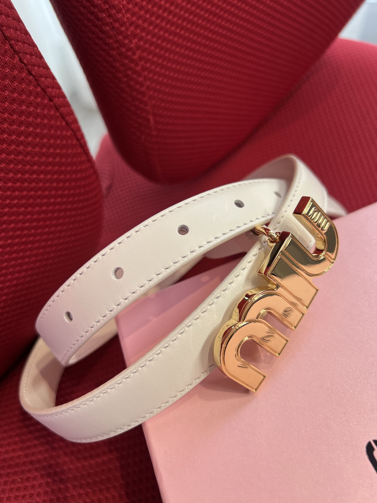 Miu Miu 代购级 缪缪miumiu 新款 ，营造 撞色与纹理效果 搭扣饰醒目徽标 2cm