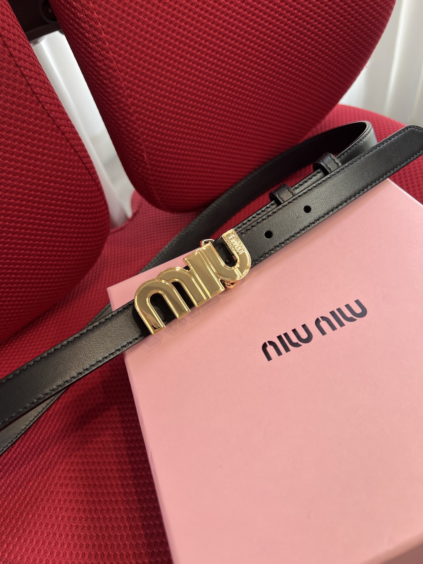 Miu Miu 代购级 缪缪miumiu 新款 ，营造 撞色与纹理效果 搭扣饰醒目徽标 2cm